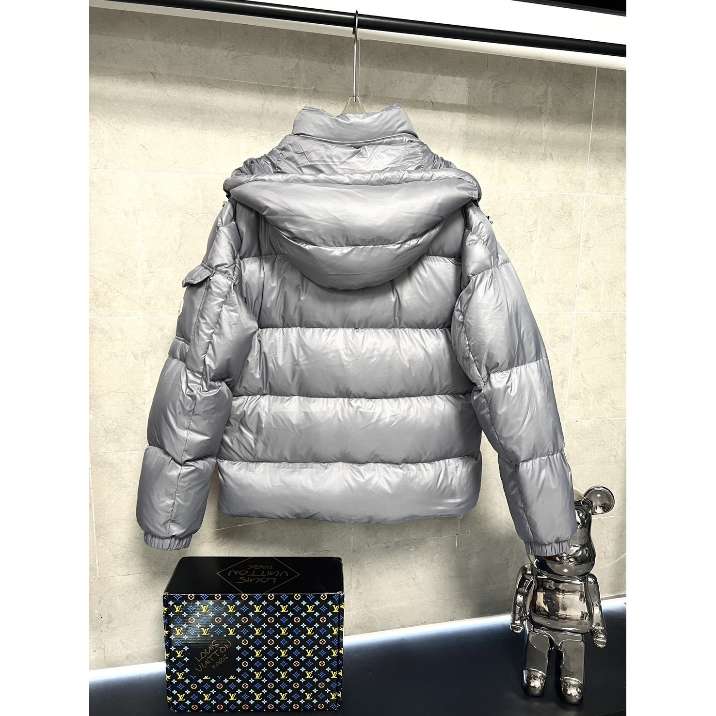<p>Moncler 羽绒服 (銀)</p>