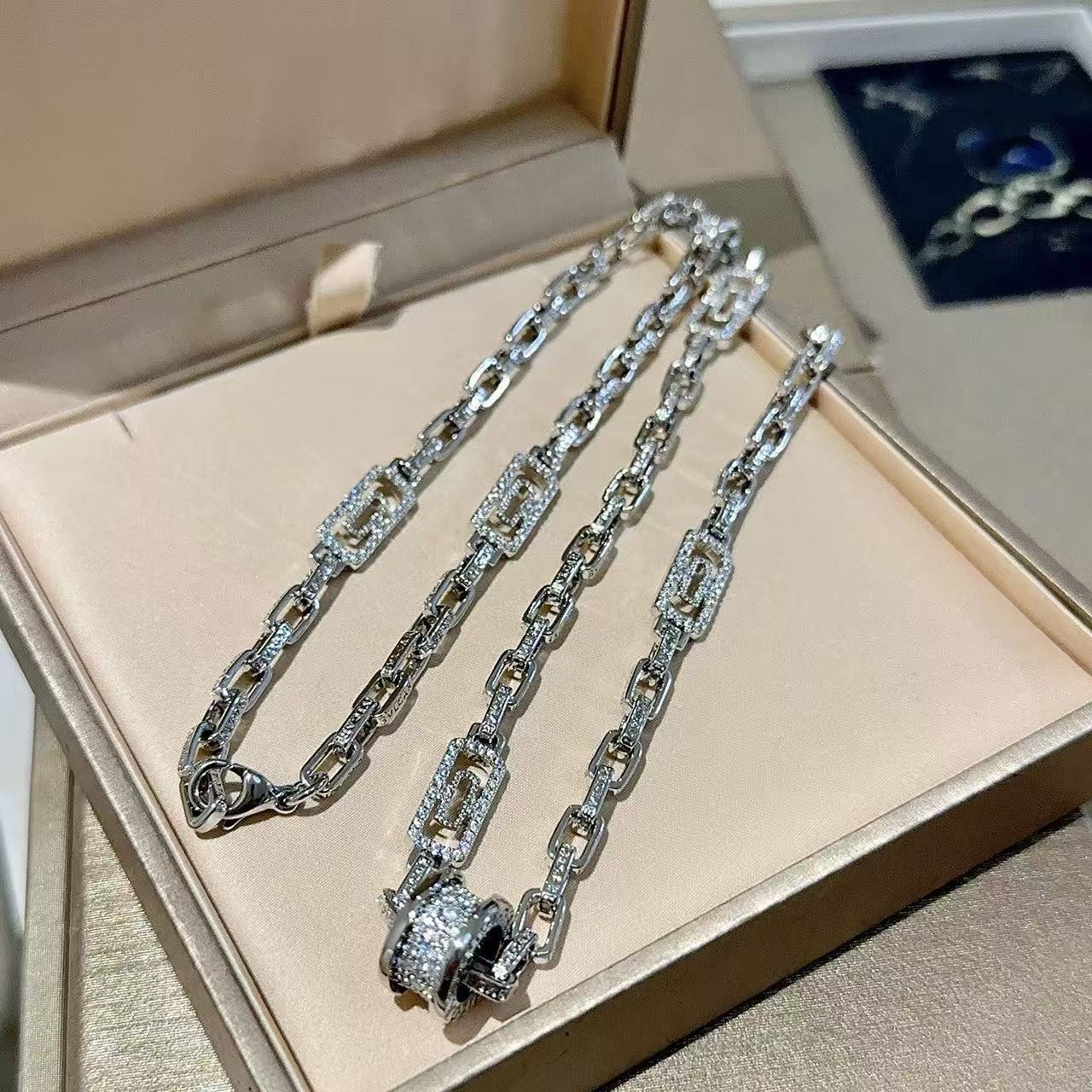 <p>BVLGARI&nbsp;项链</p>