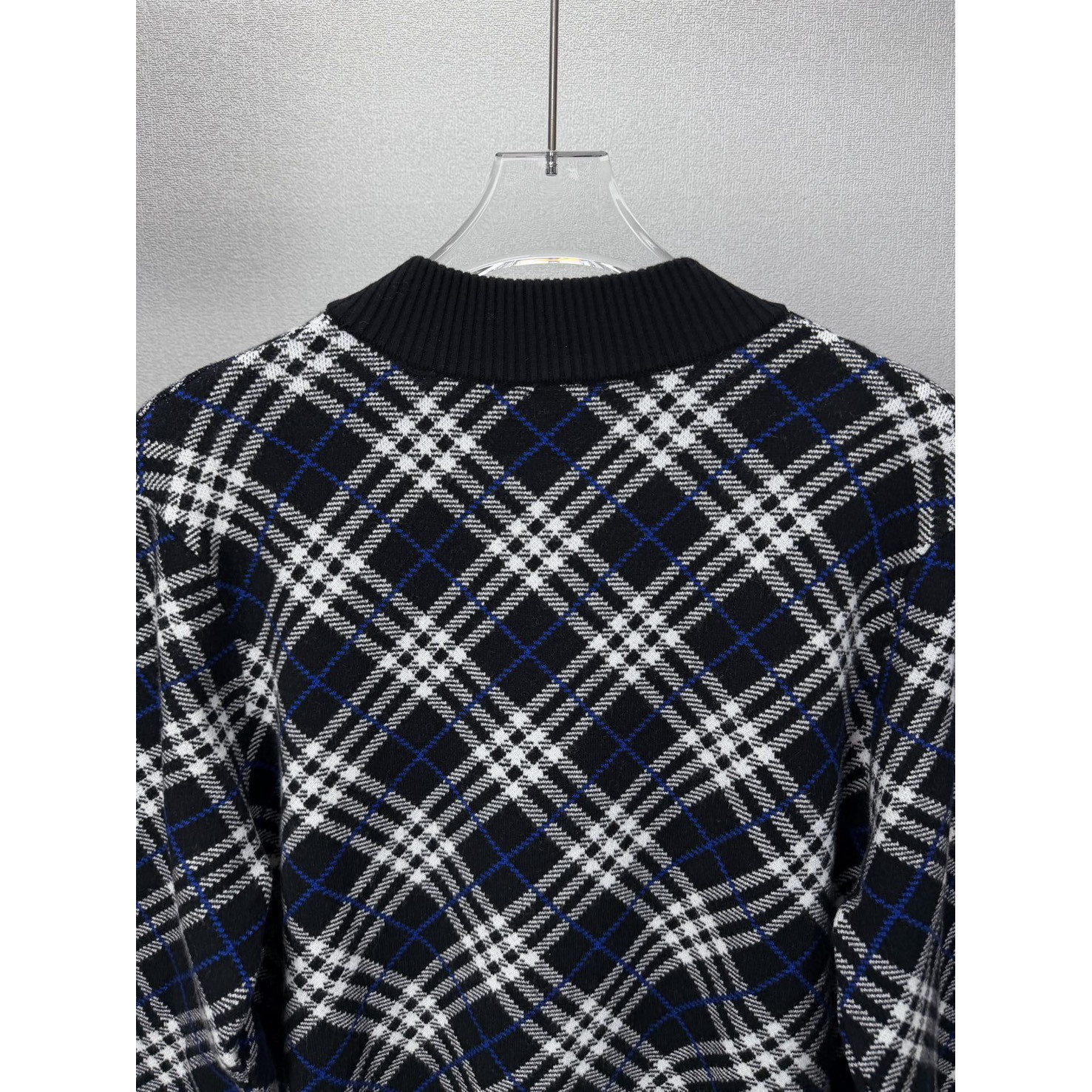 <p>BURBERRY 菱形格嵌花情侣款拉链针织开衫外套(黑色)</p>