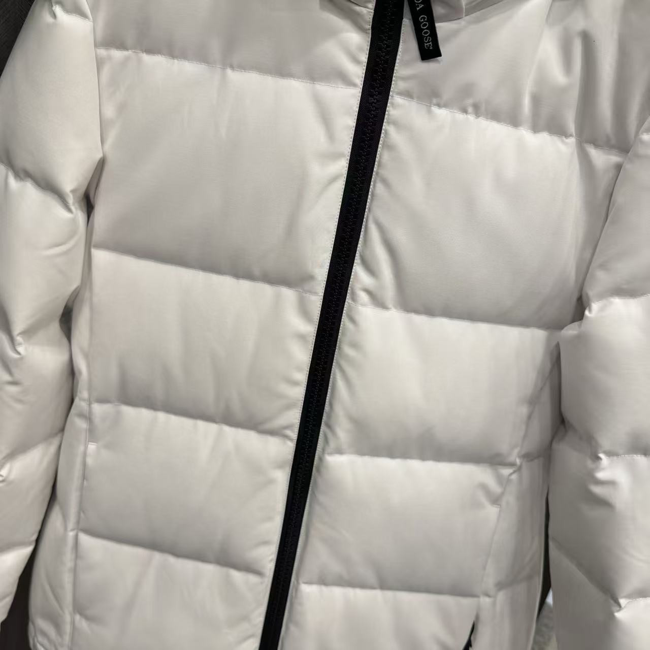 <p>Canada Goose Chelse*派克大衣羽绒服(白色黑標)</p>