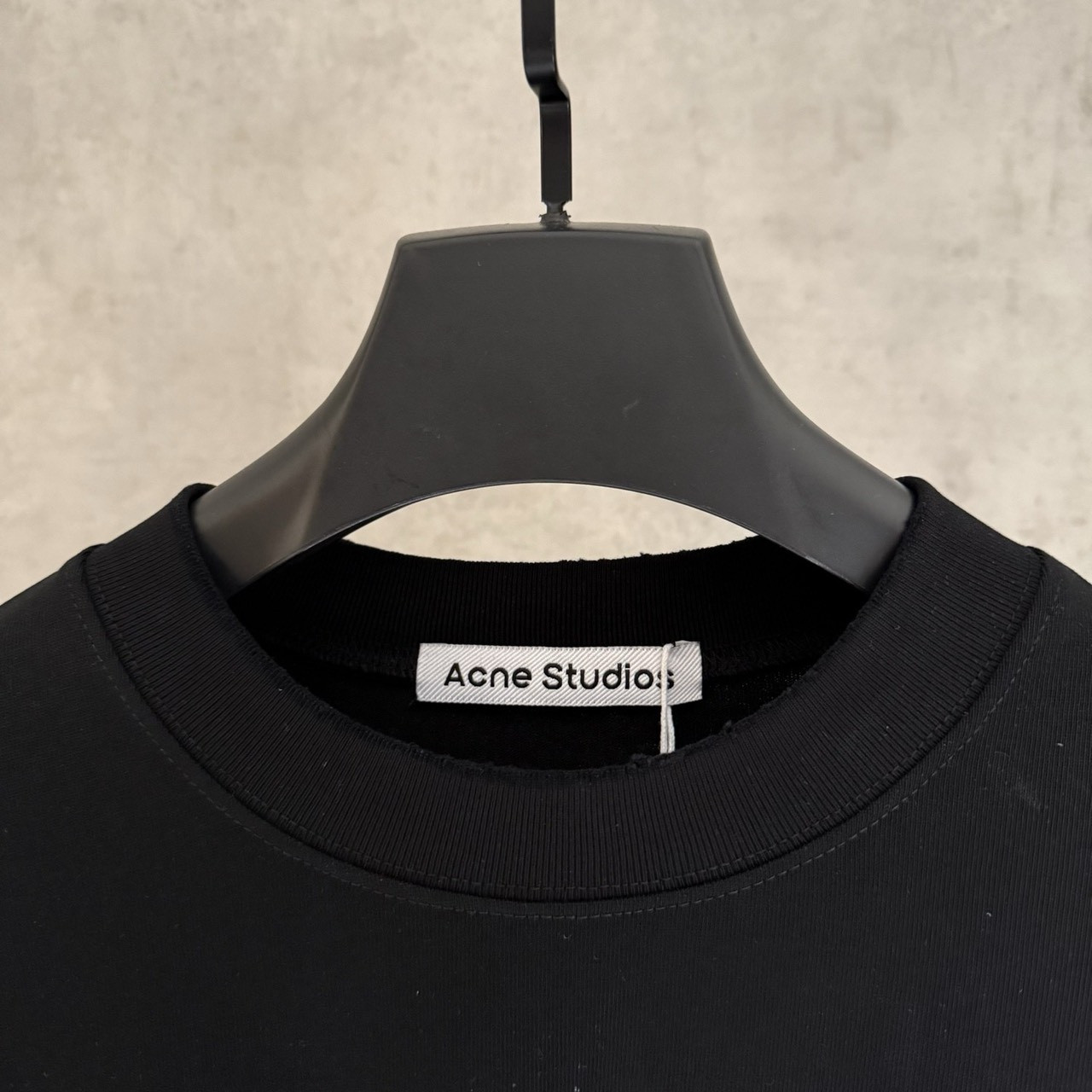 <p>ACNE&nbsp;长袖T恤(黑B15)</p>