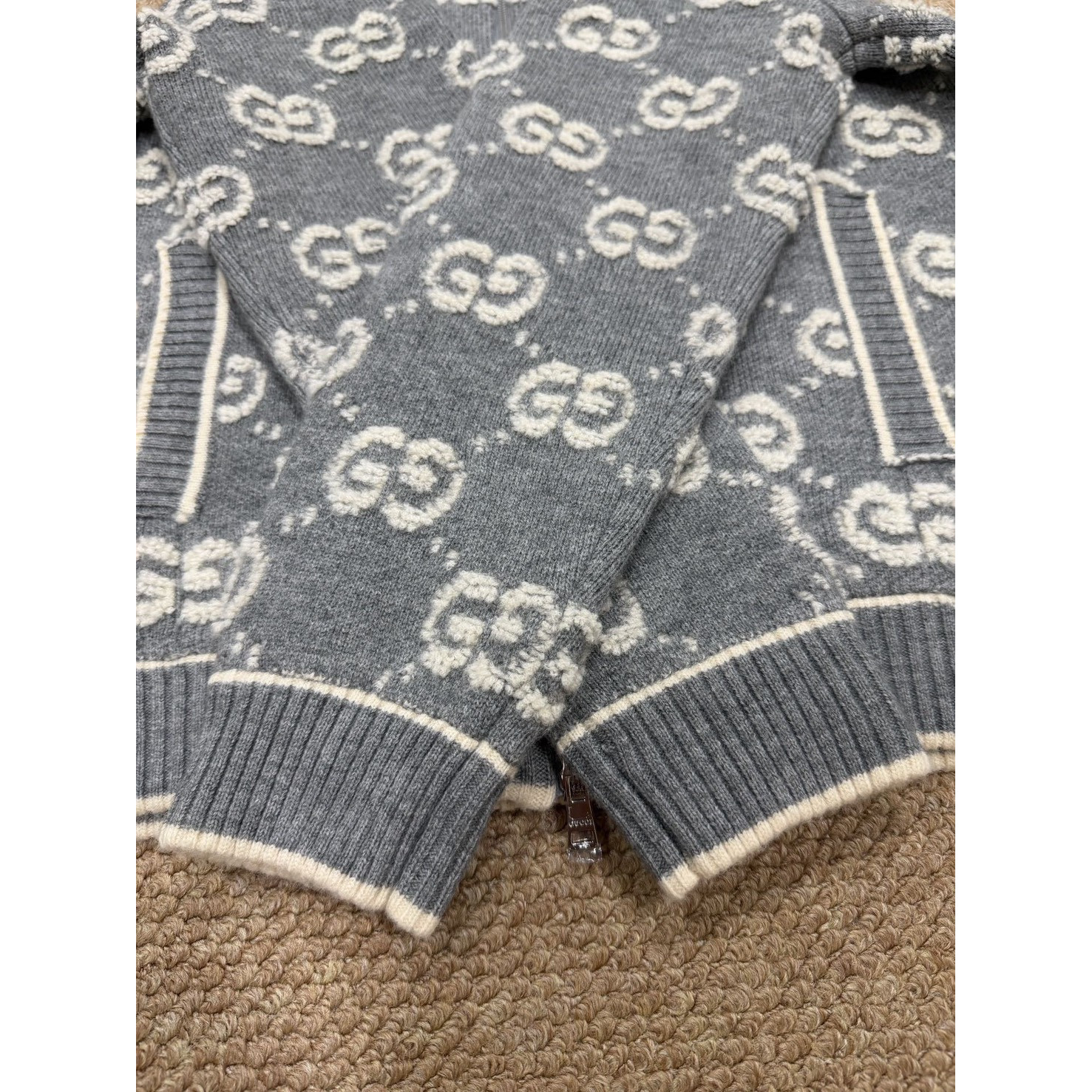 <p>Gucci 经典双G满印针织开衫</p>