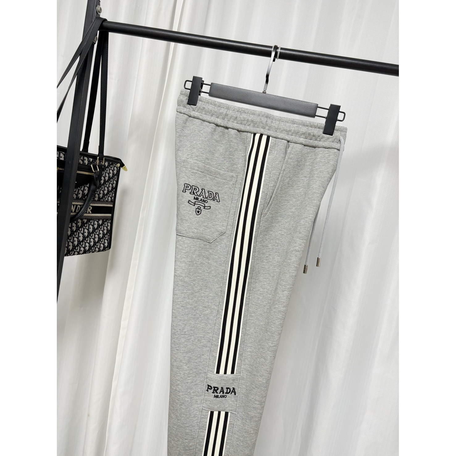 <p>Prada 休闲长裤(灰)</p>