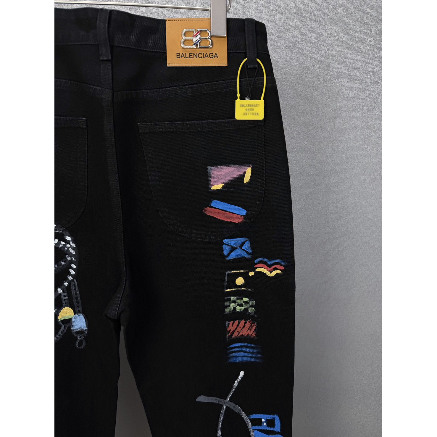 <p>Balenciaga 钥匙扣挂件彩色涂鸦情侣款水洗宽松牛仔裤</p>