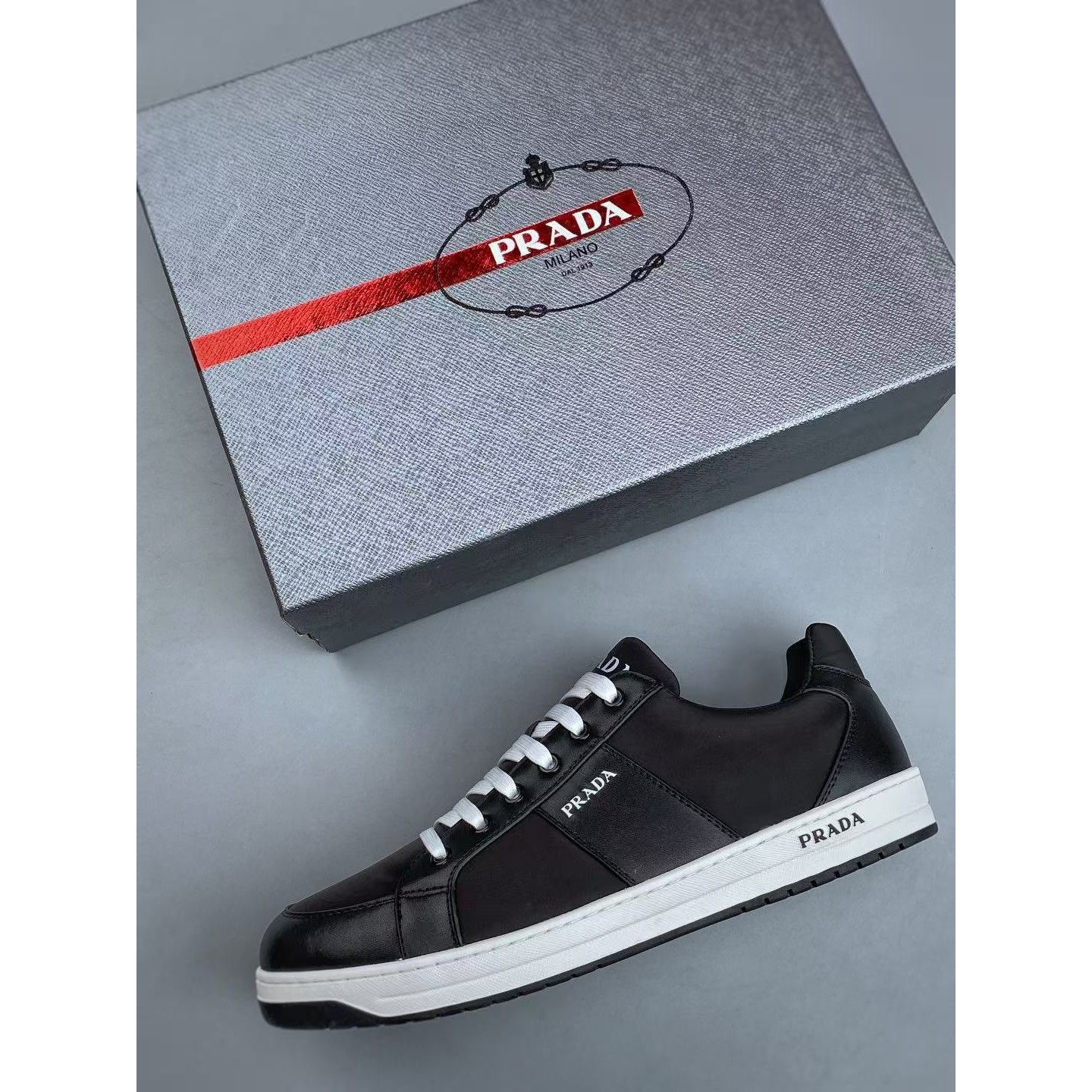 <p>PRADA 运动休闲男鞋(黑)</p>