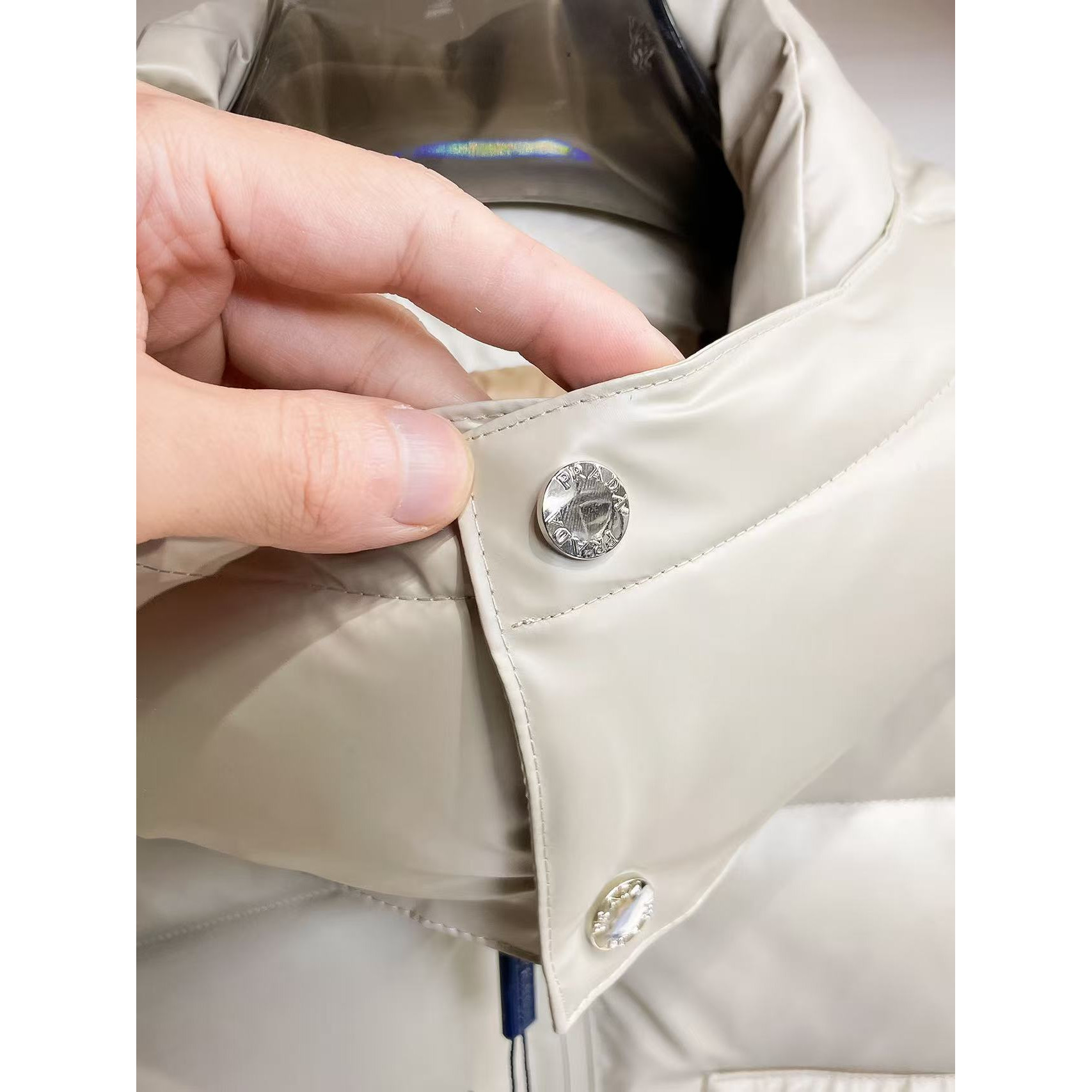<p>PRADA 秋冬新款羽绒服(白)</p>