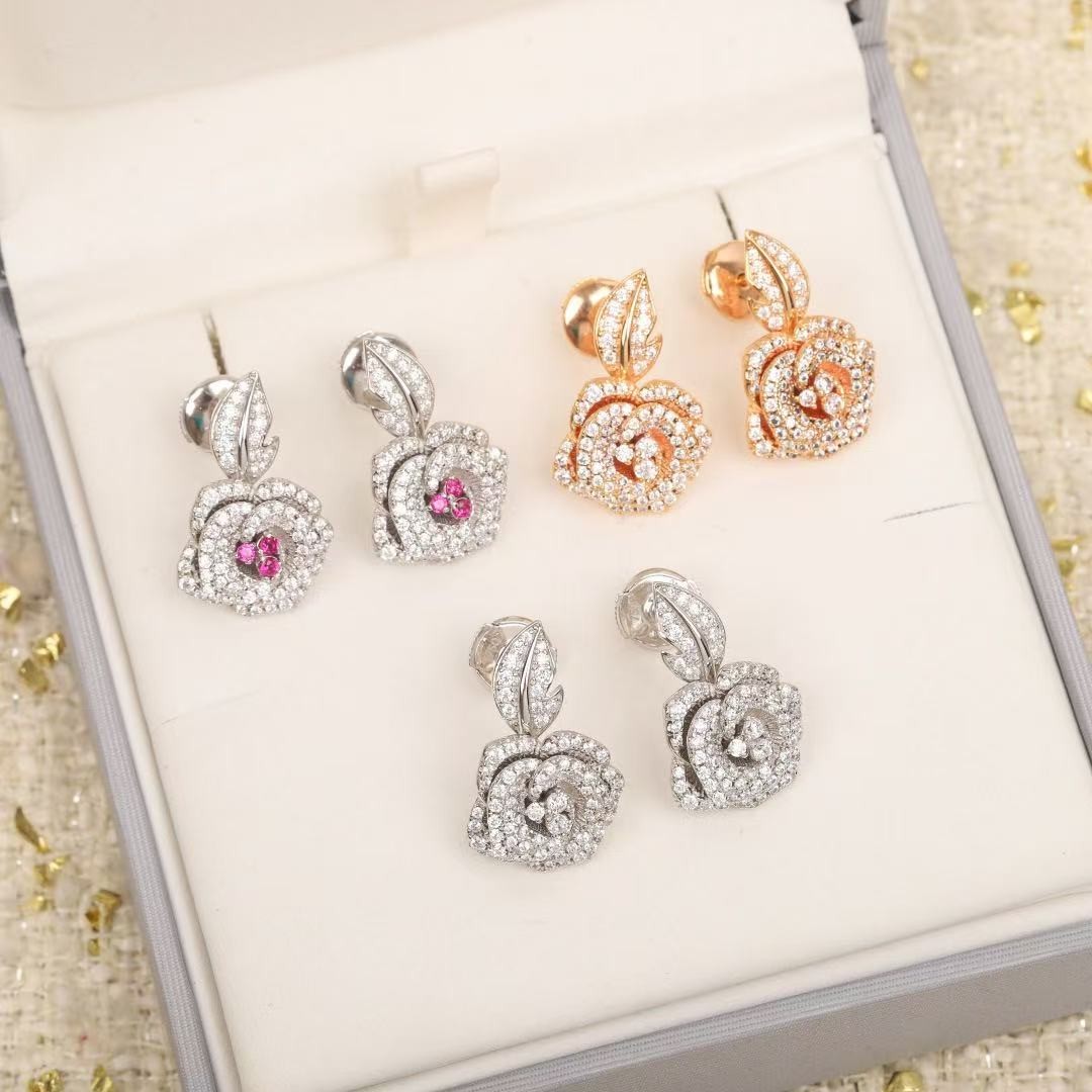 <p>&nbsp;DIOR&nbsp;玫瑰花耳环</p>