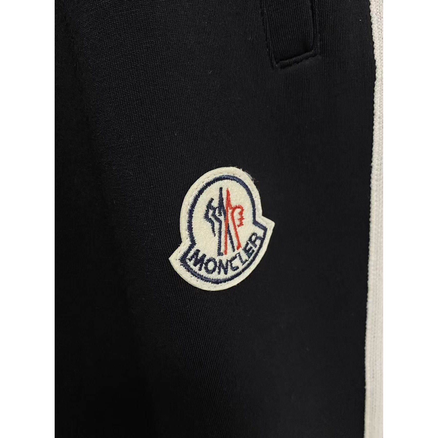 <p>MONCLER 男士长裤(782464)</p>