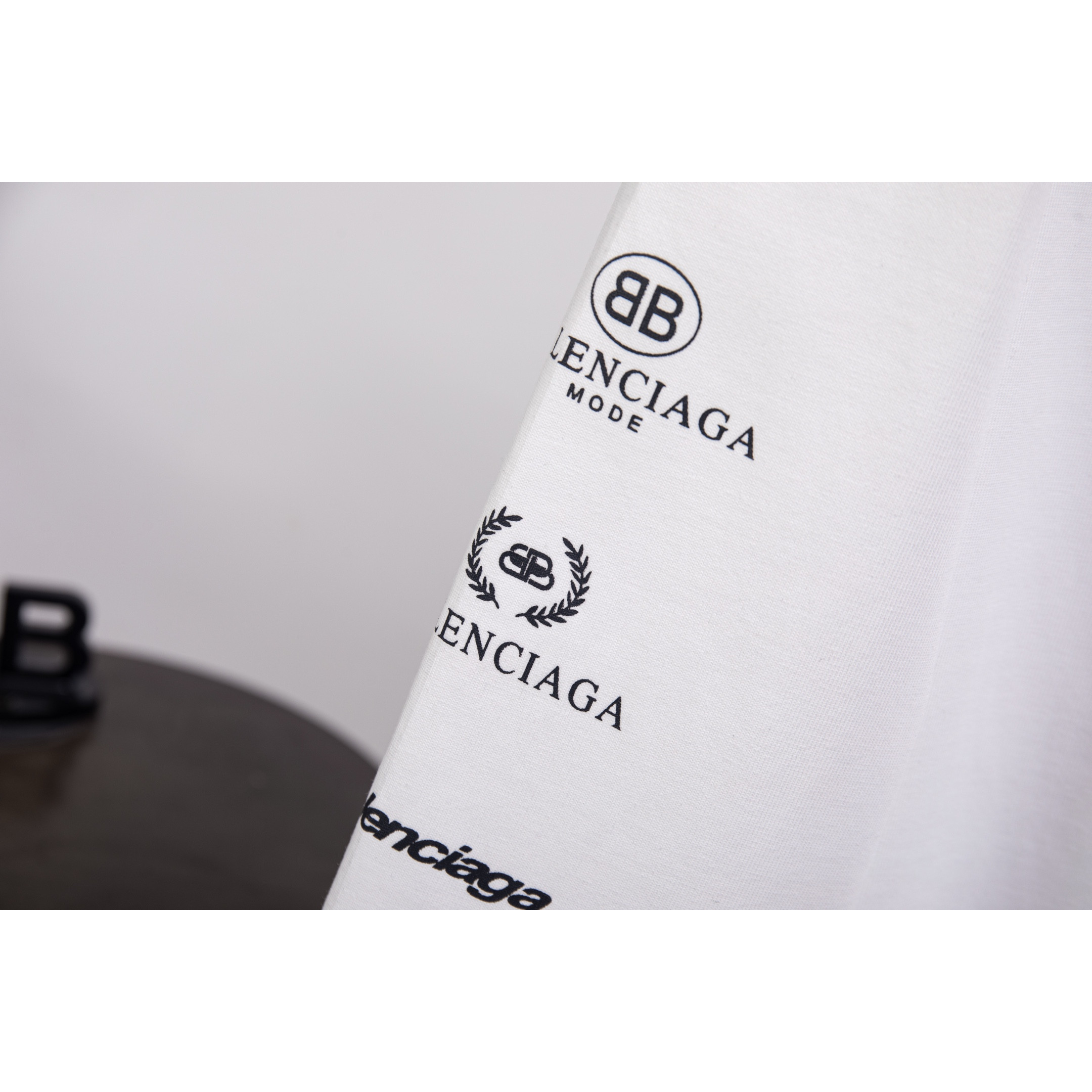 <p>Balenciaga&nbsp;圆领长袖T(X488白)</p>