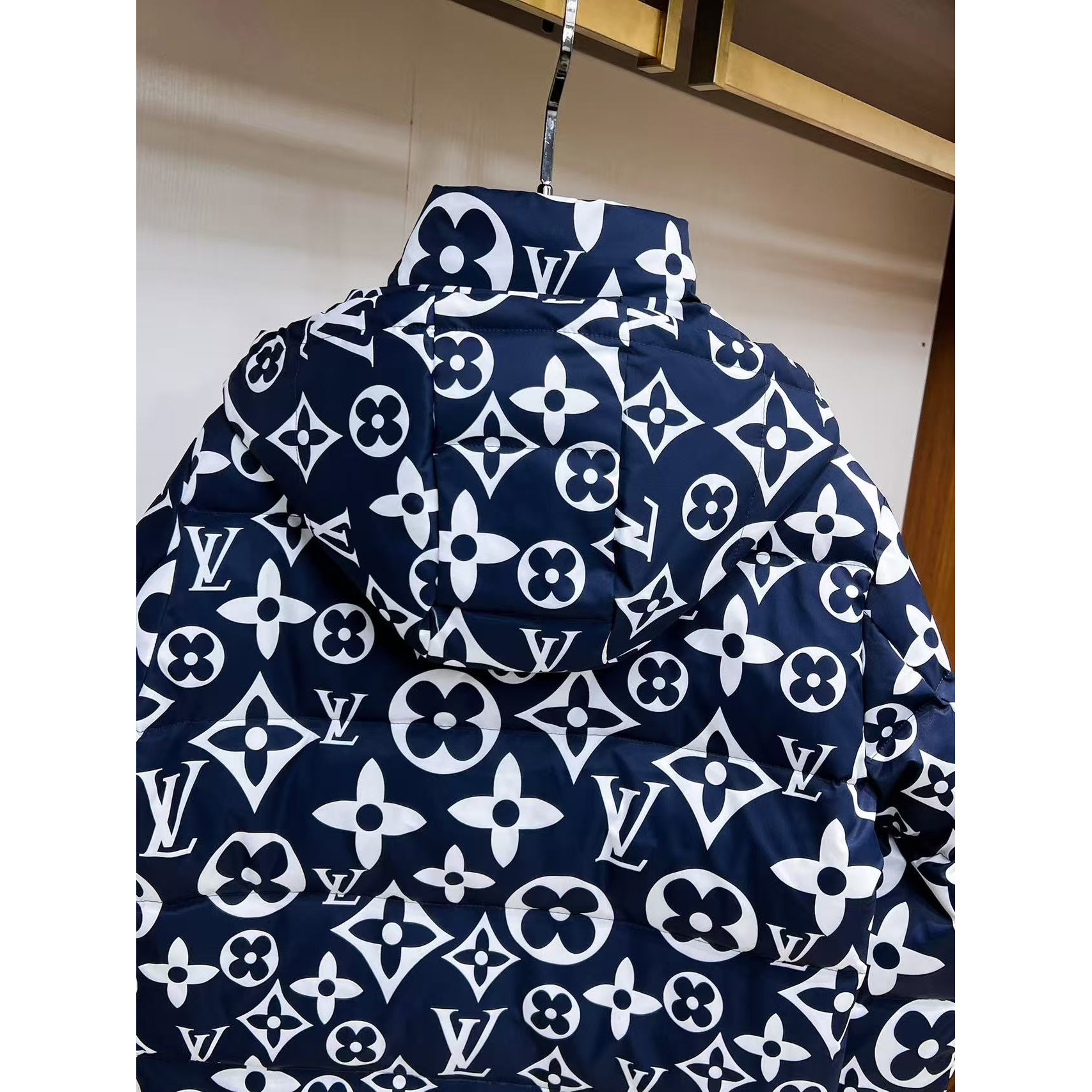 <p>LV 秋冬新款羽绒服(藍)</p>