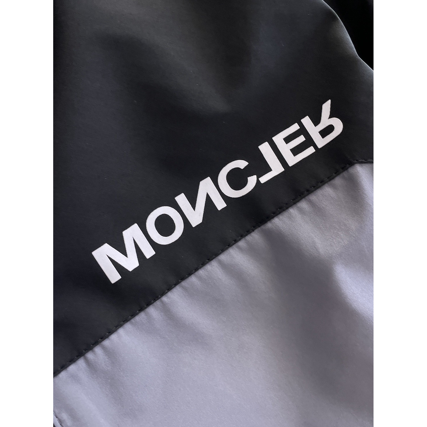 <p>MONCLER&nbsp;男士夹克外套(黑)</p>