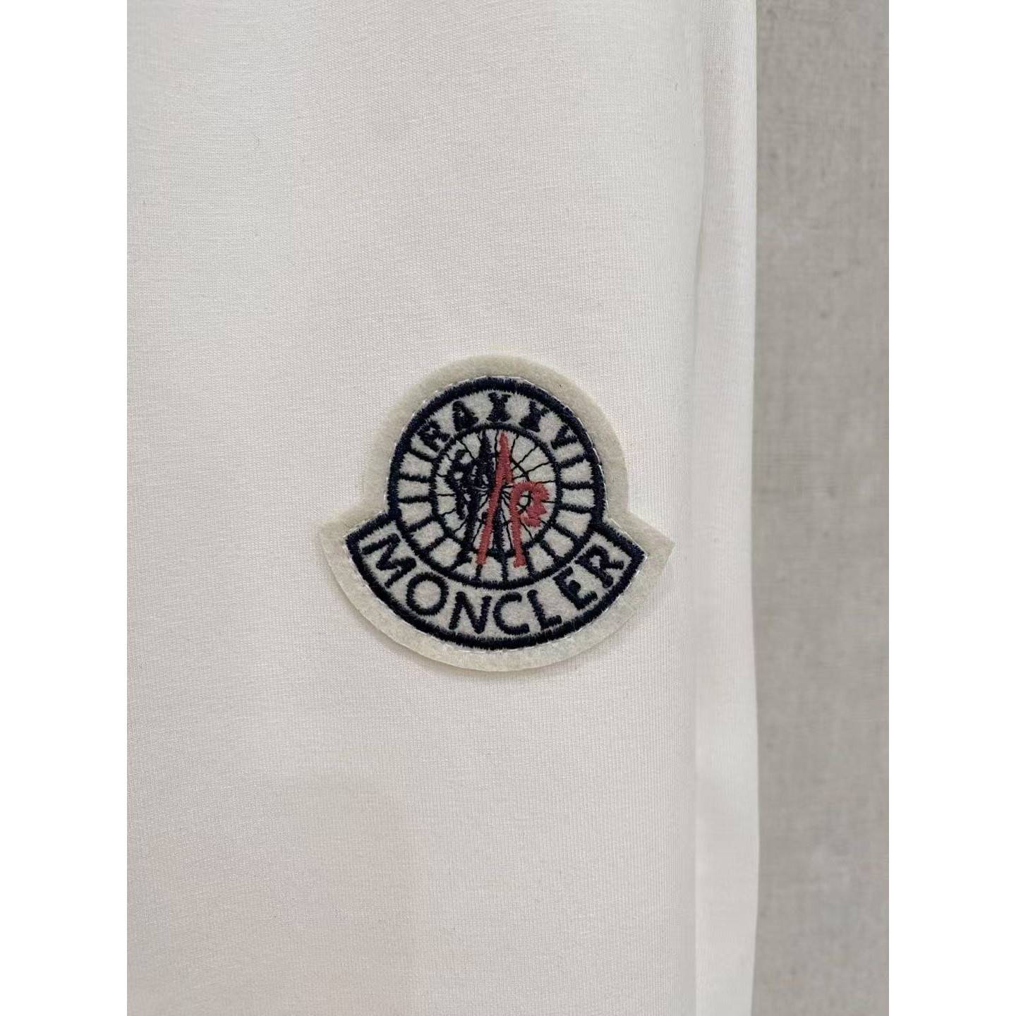 <p>MONCLER 男士长裤(782465)</p>