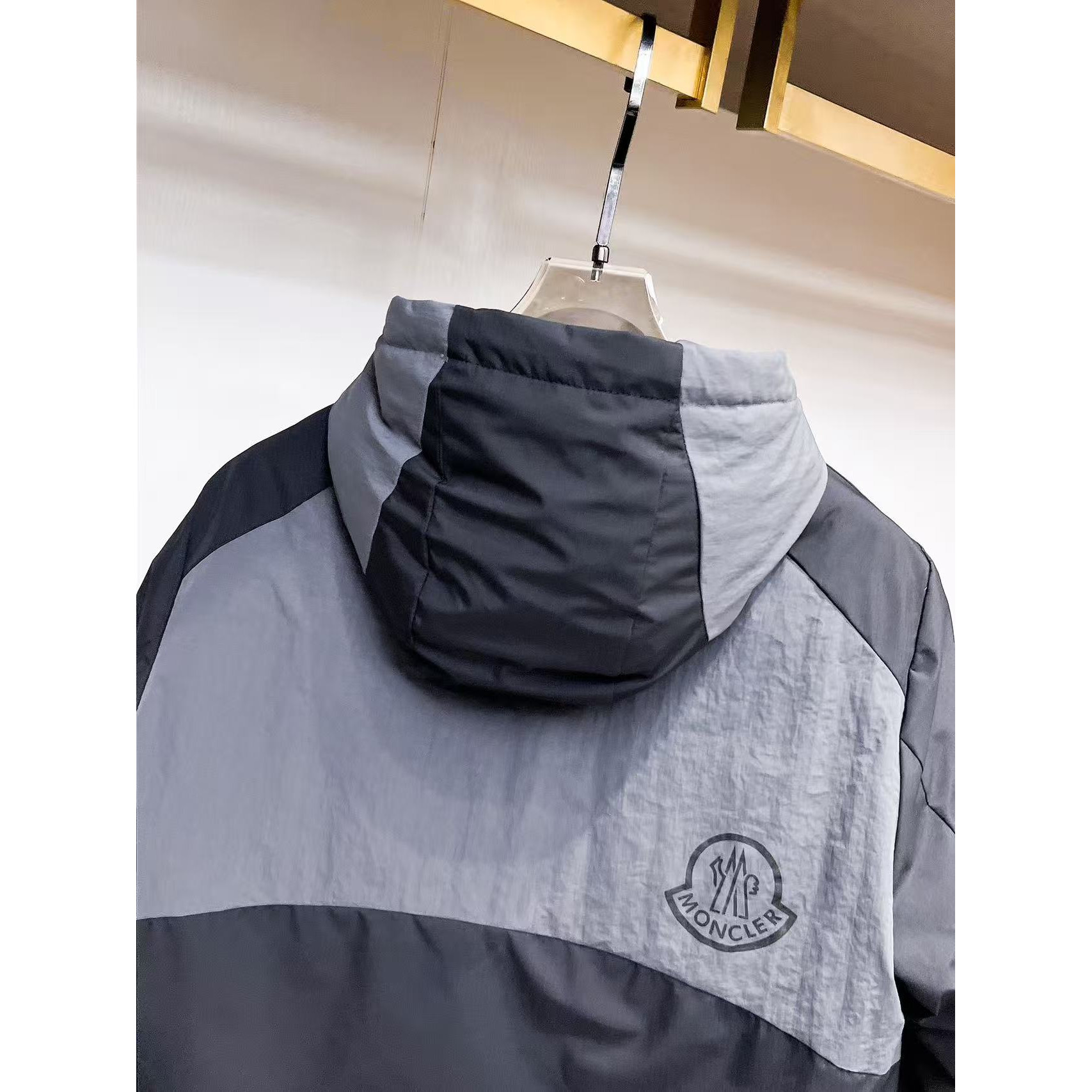 <p>MONCLER&nbsp;秋冬新款羽绒服(灰)</p>