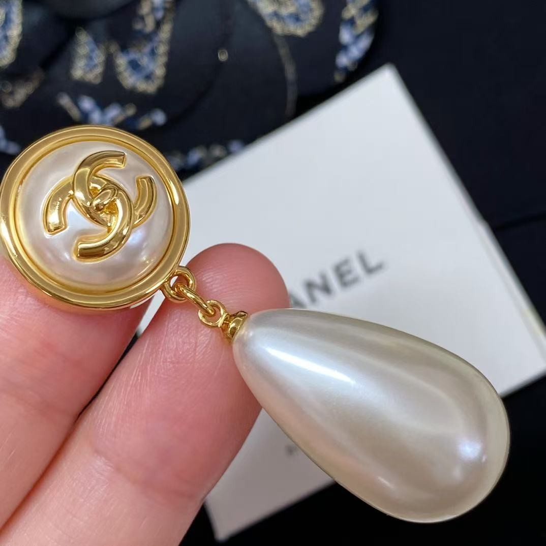 <p>CHANEL&nbsp;纽扣珍珠吊大水滴珍珠耳环</p>
