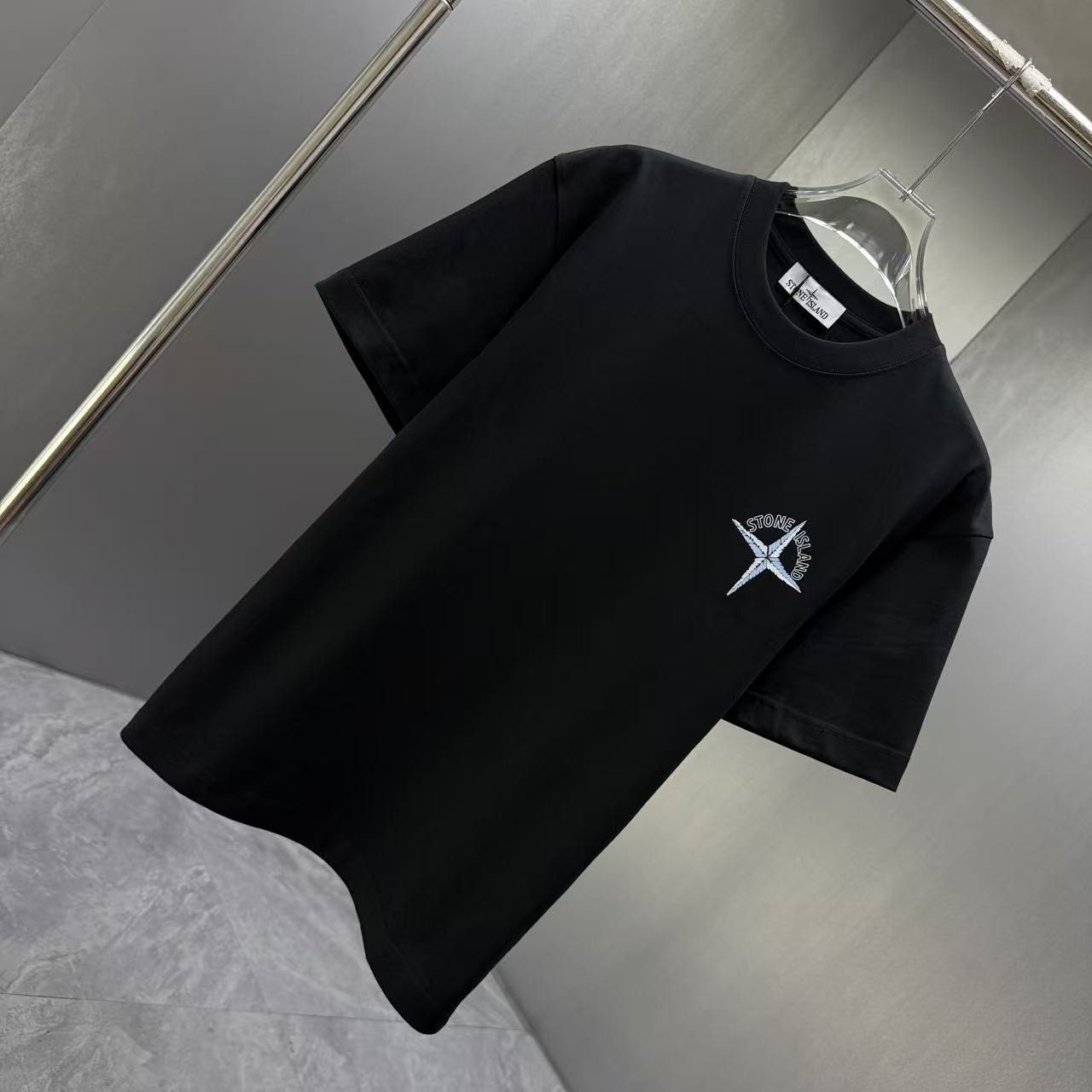 <p>Stone Island 短袖T恤(黑)</p>