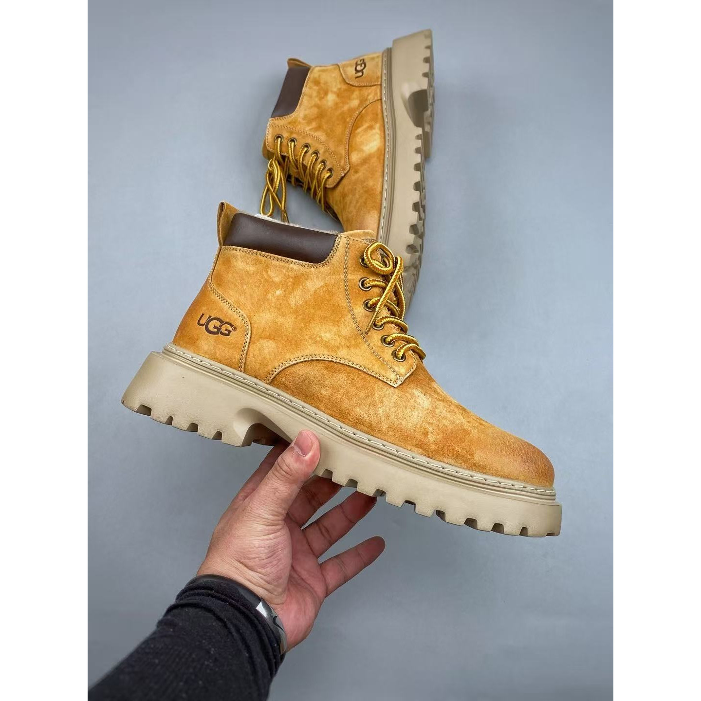 <p>UGG 休闲马丁靴</p>