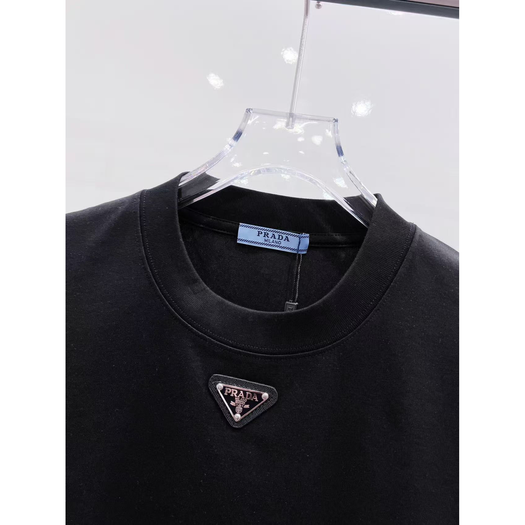 <p>Prada 经典三角标短袖(黑)</p>