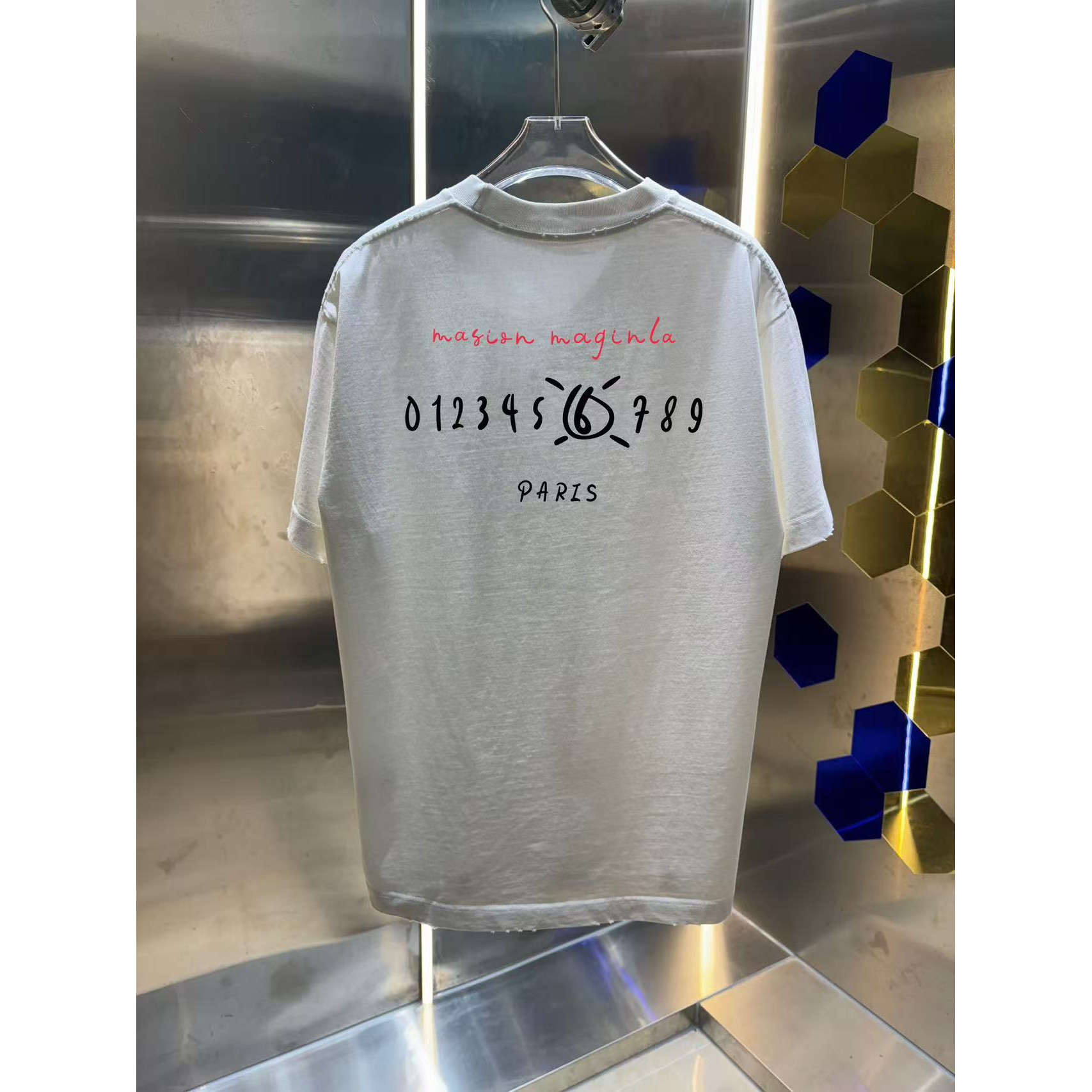 <p>Maison Margiela 洗水磨破短袖T恤(洗水白)</p>