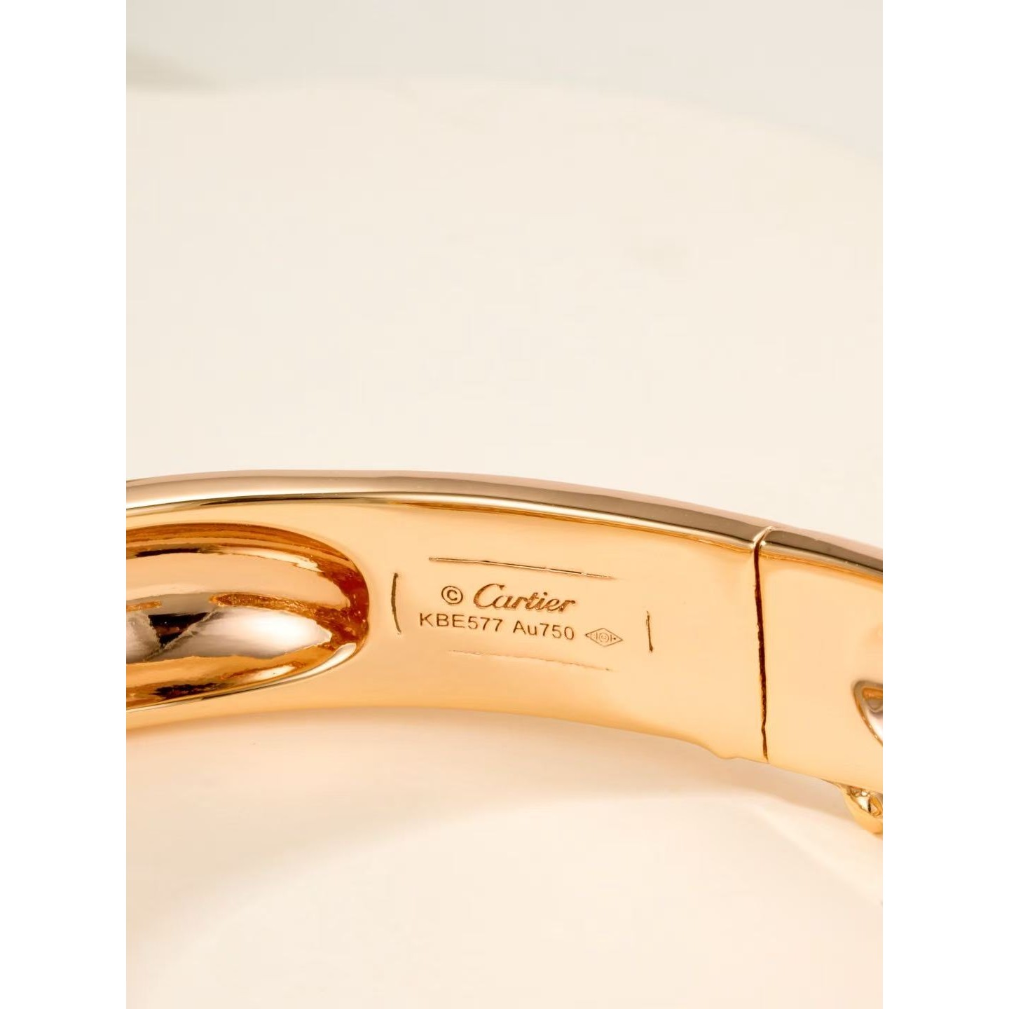 <p>CARTIER&nbsp;手镯</p>
