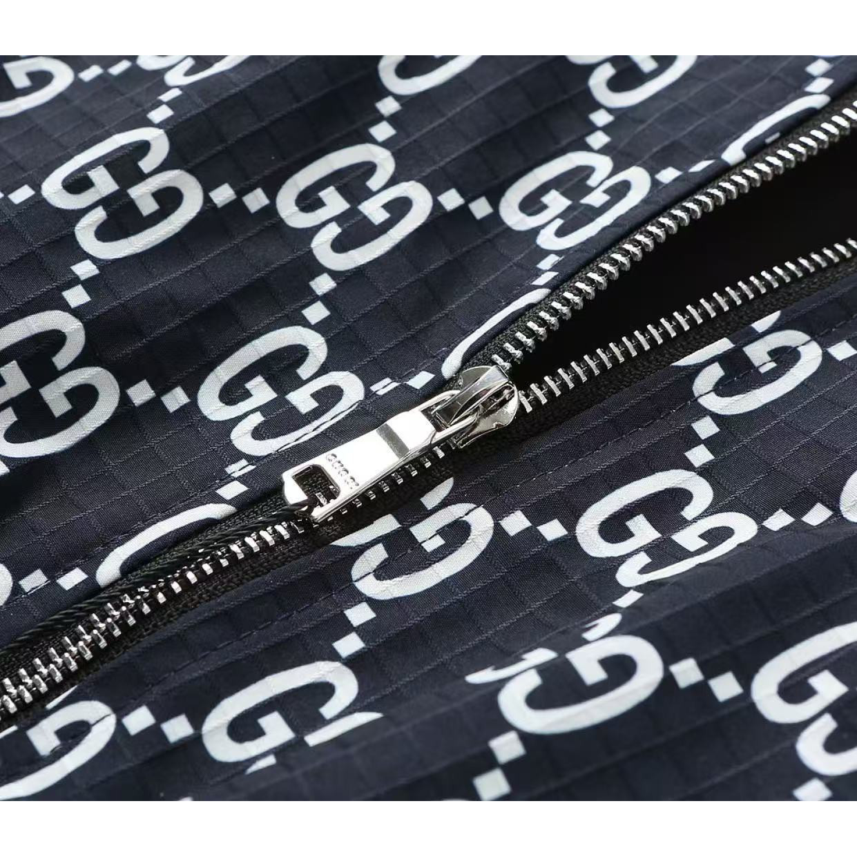 <p>GUCCI 男士夹克外套(藏青)<br />
&nbsp;</p>
