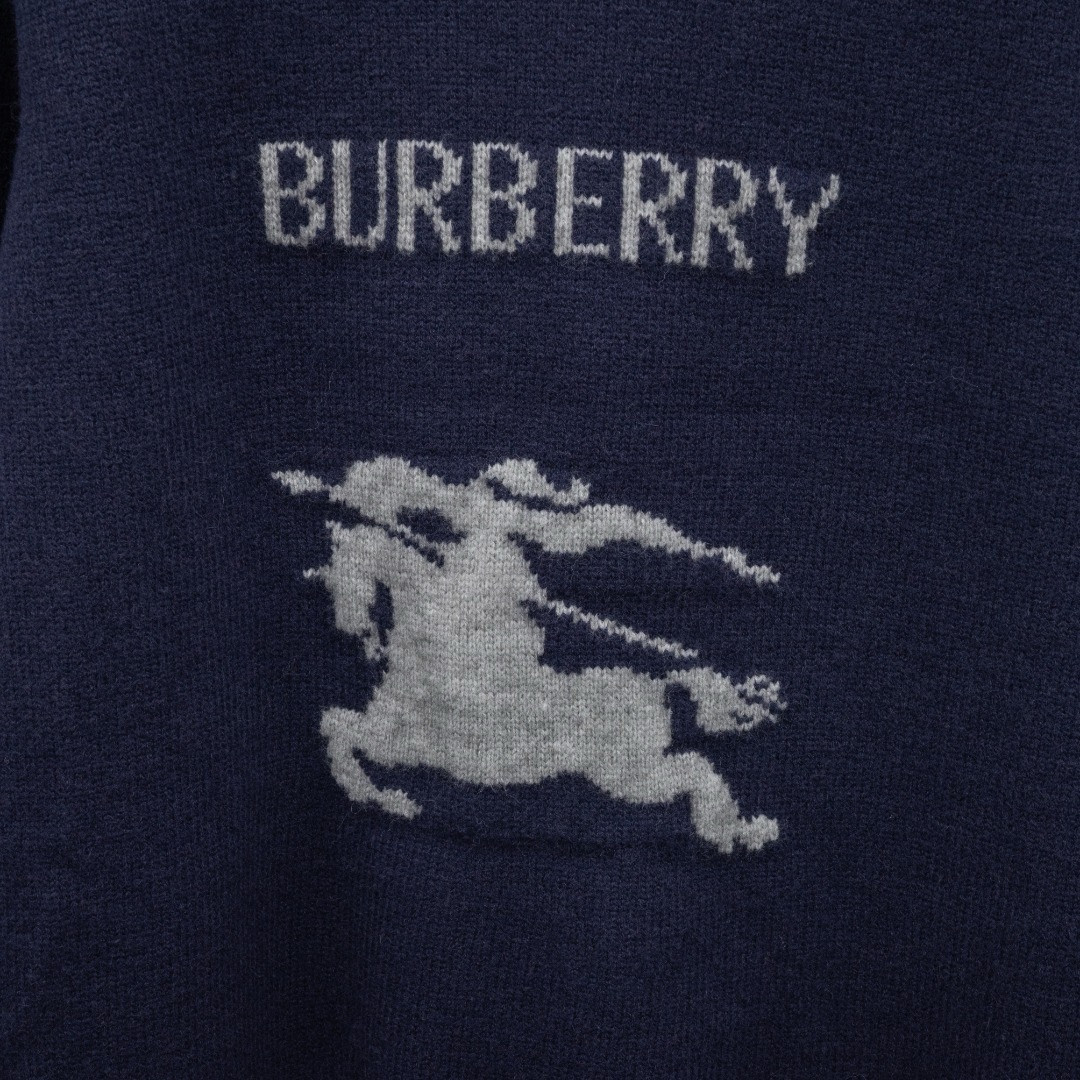 <p>BURBERRY&nbsp;战马 LOGO长袖毛衣(藏青)</p>