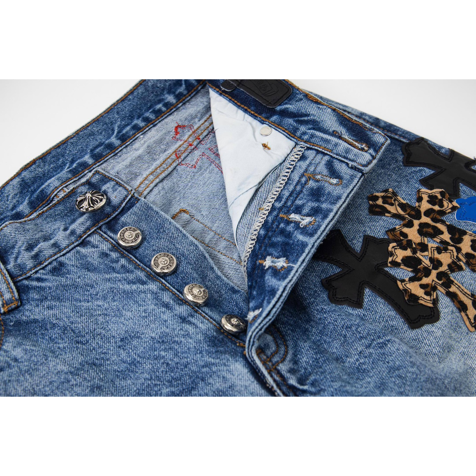<p>CHROME HEARTS 彩色豹纹十字架拼皮情侣款水洗宽松牛仔裤(1736#)</p>