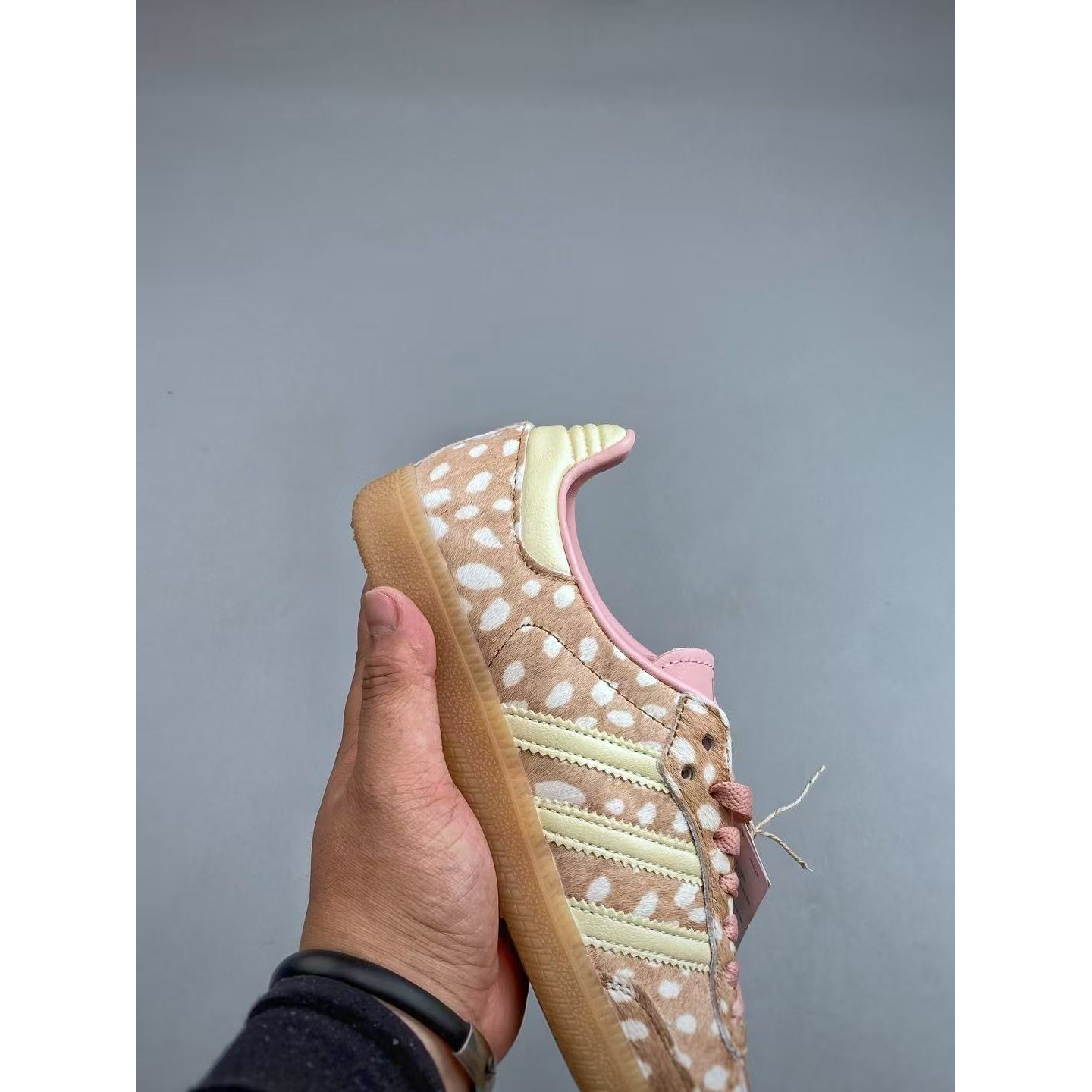<p>Adidas Originals Samba OG 休闲运动板鞋(白點點卡其色)</p>