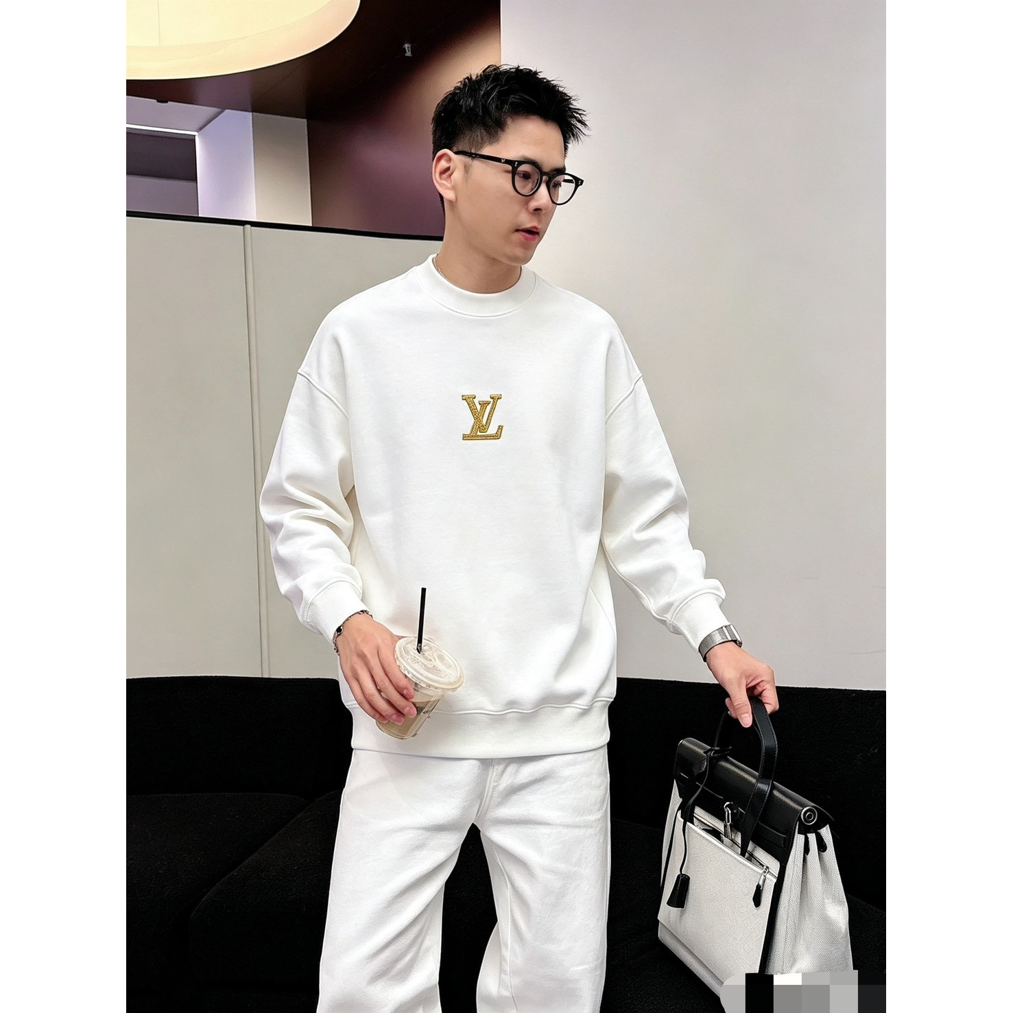 <p>LV&nbsp;圆领长袖卫衣(白)</p>