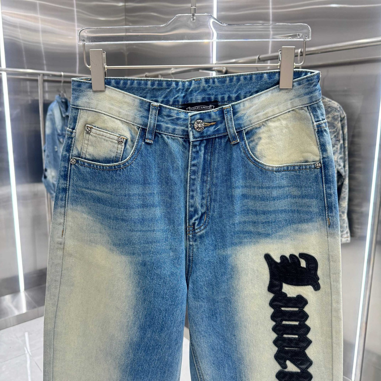 <p>CHROME HEARTS&nbsp;牛仔裤</p>