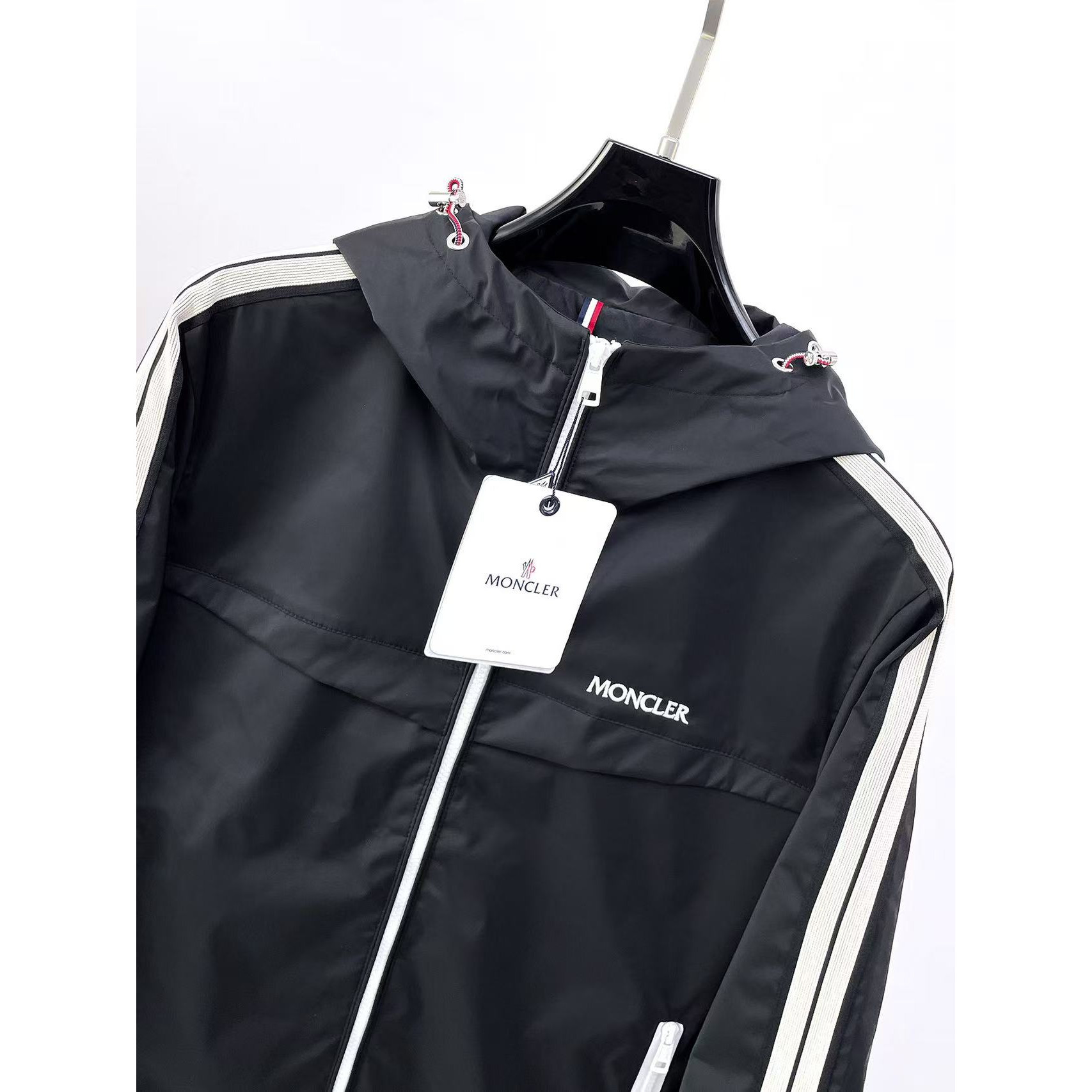 <p>MONCLER 时尚休闲夹克外套(黑)</p>
