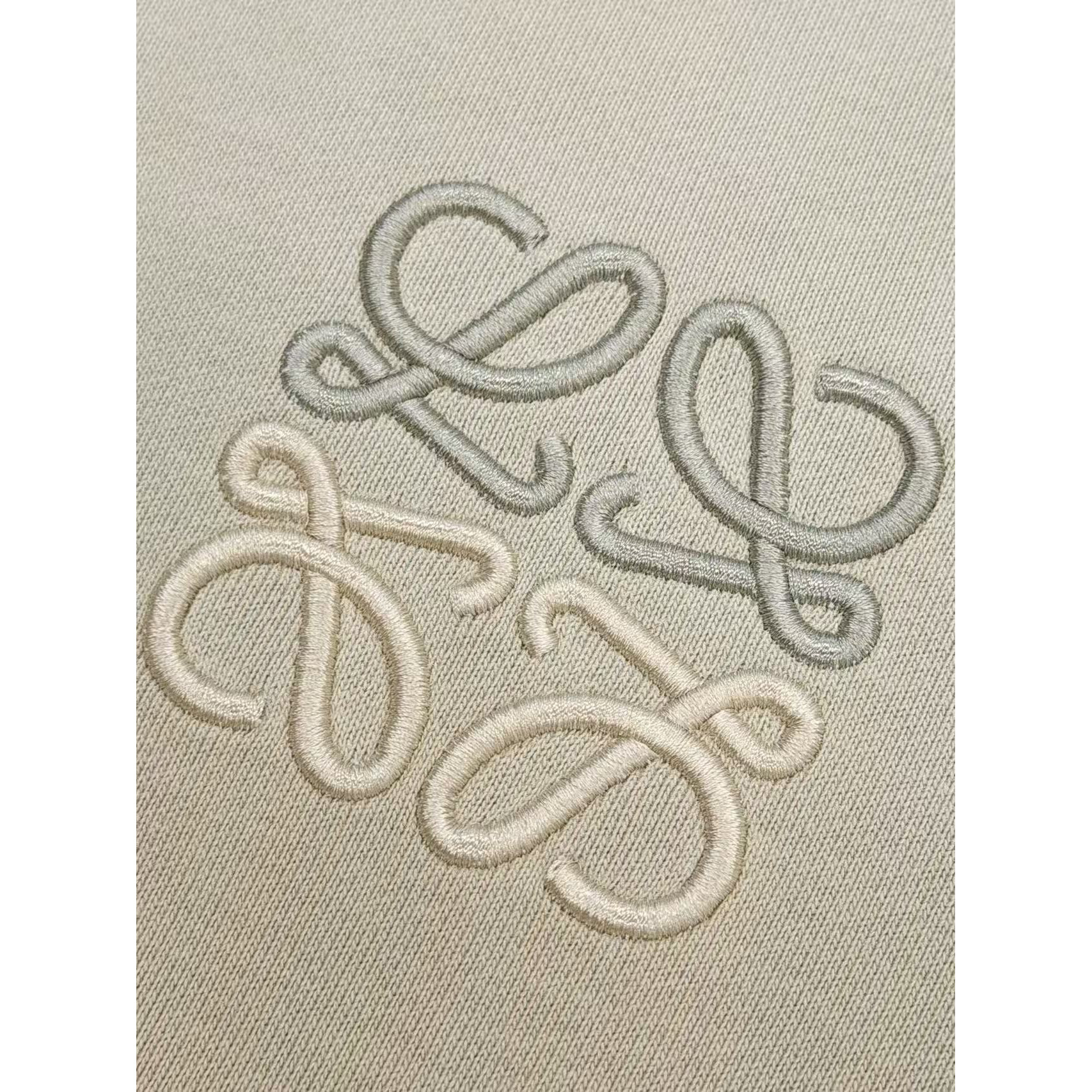 <p>Loewe 洗水圆领卫衣(卡其色)</p>