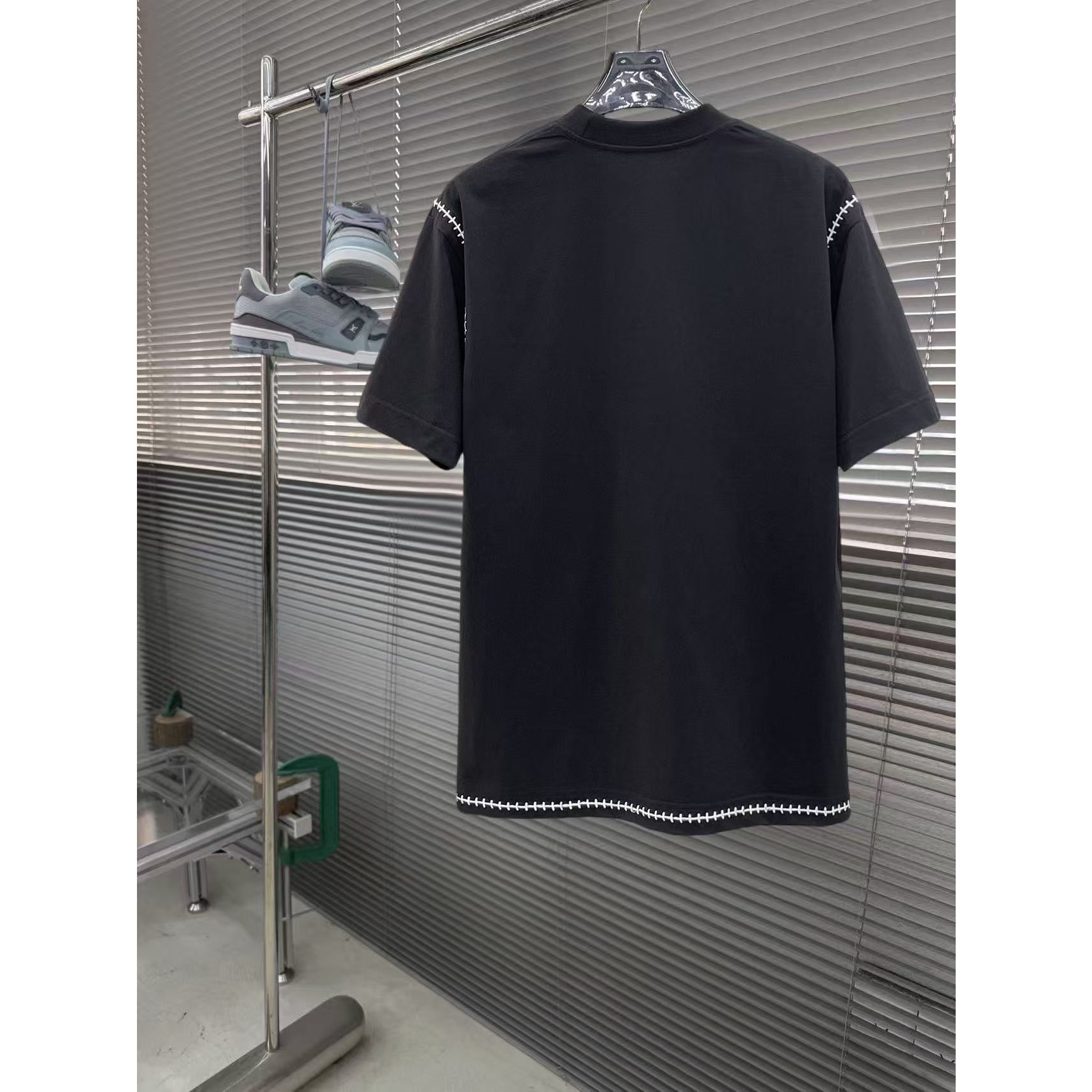 <p>PRADA 专柜新款短袖T恤(黑)</p>