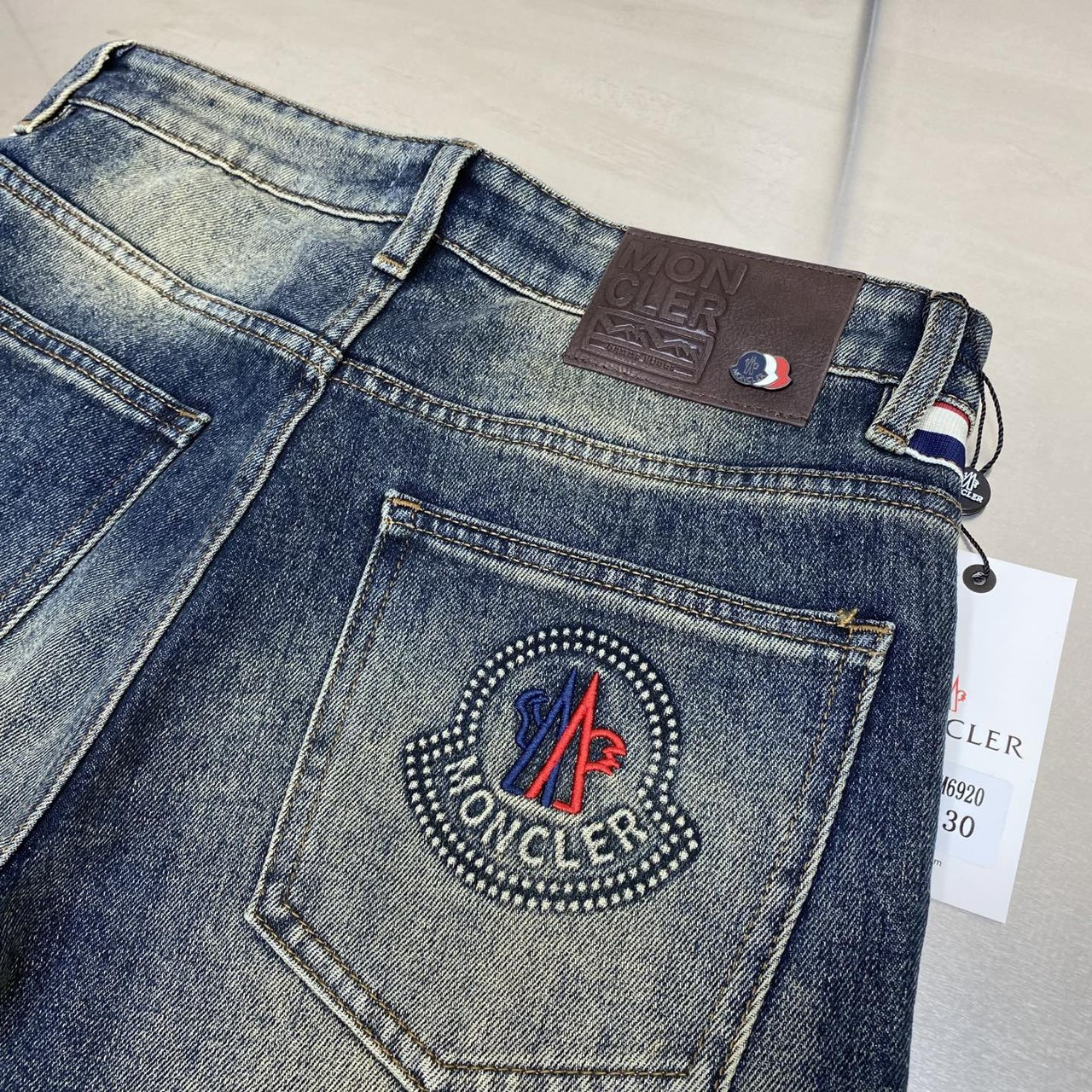 <p>MONCLER 丹宁水洗牛仔裤(6928)</p>