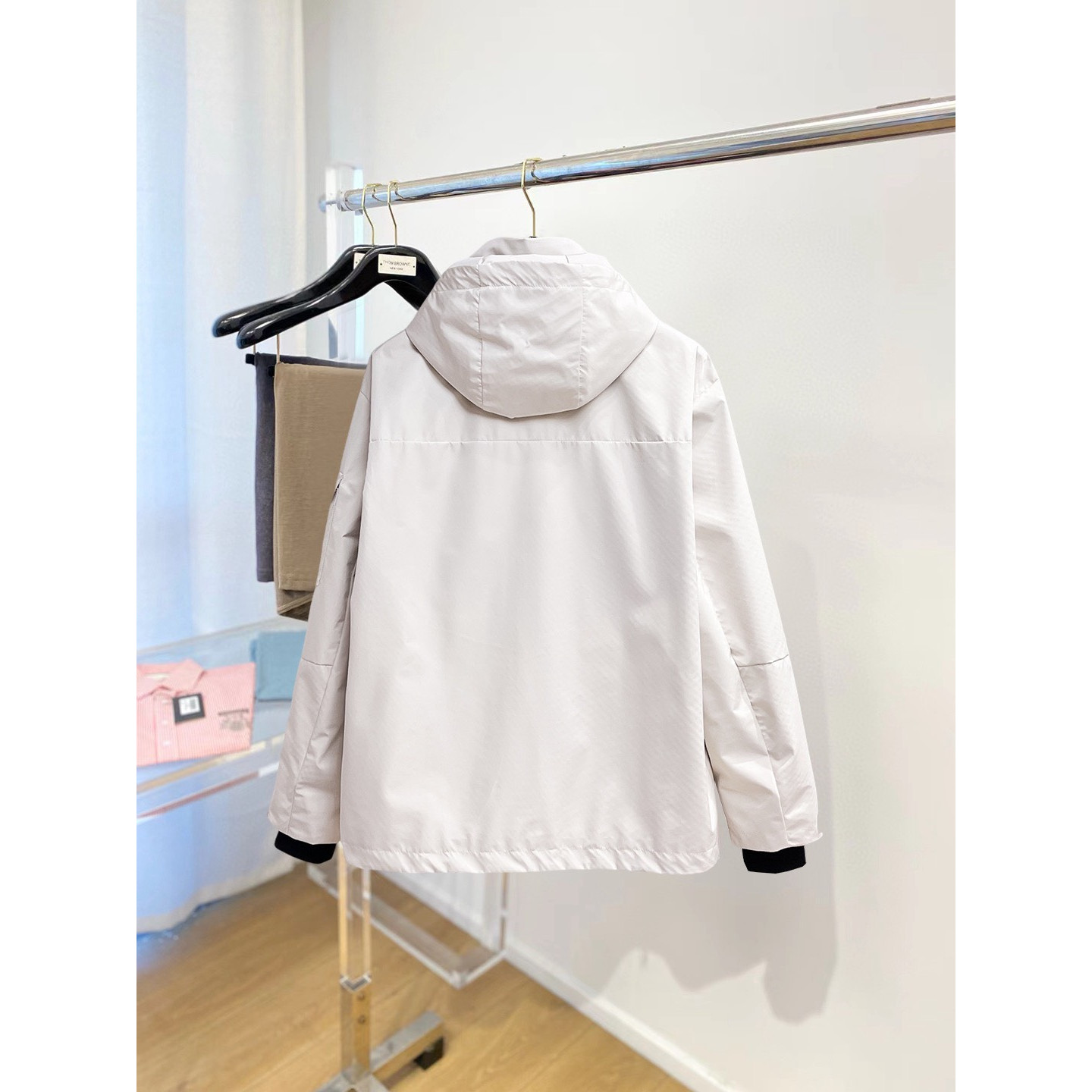 <p>MONCLER&nbsp;男士夹克外套(白)</p>
