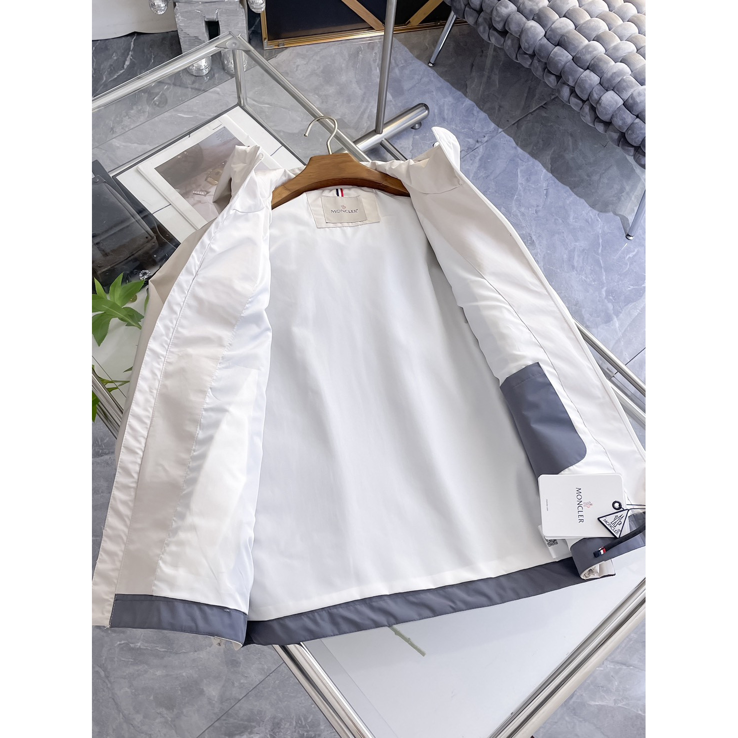 <p>MONCLER&nbsp;男士夹克外套(白)</p>