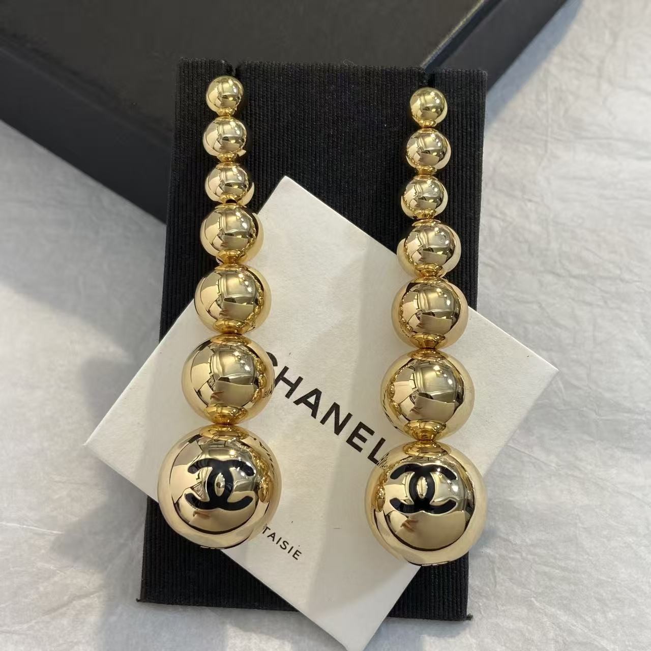 <p>CHANEL 金色球形耳环​​</p>