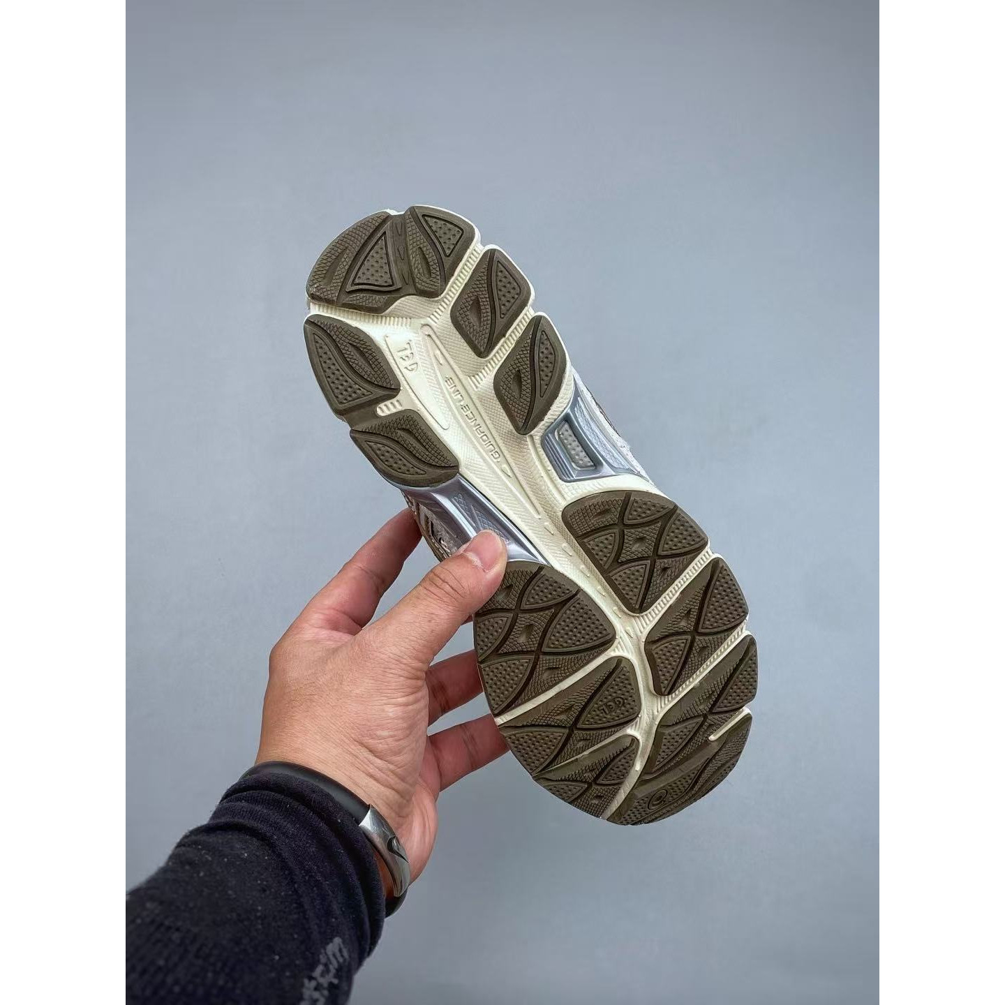 <p>Asics Gel-NYC 透气跑鞋</p>