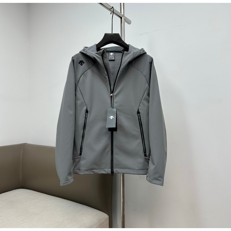 <p>DESCENTE TRAINING 系列男士防潑水梭織加絨連帽外套(炭灰)</p>