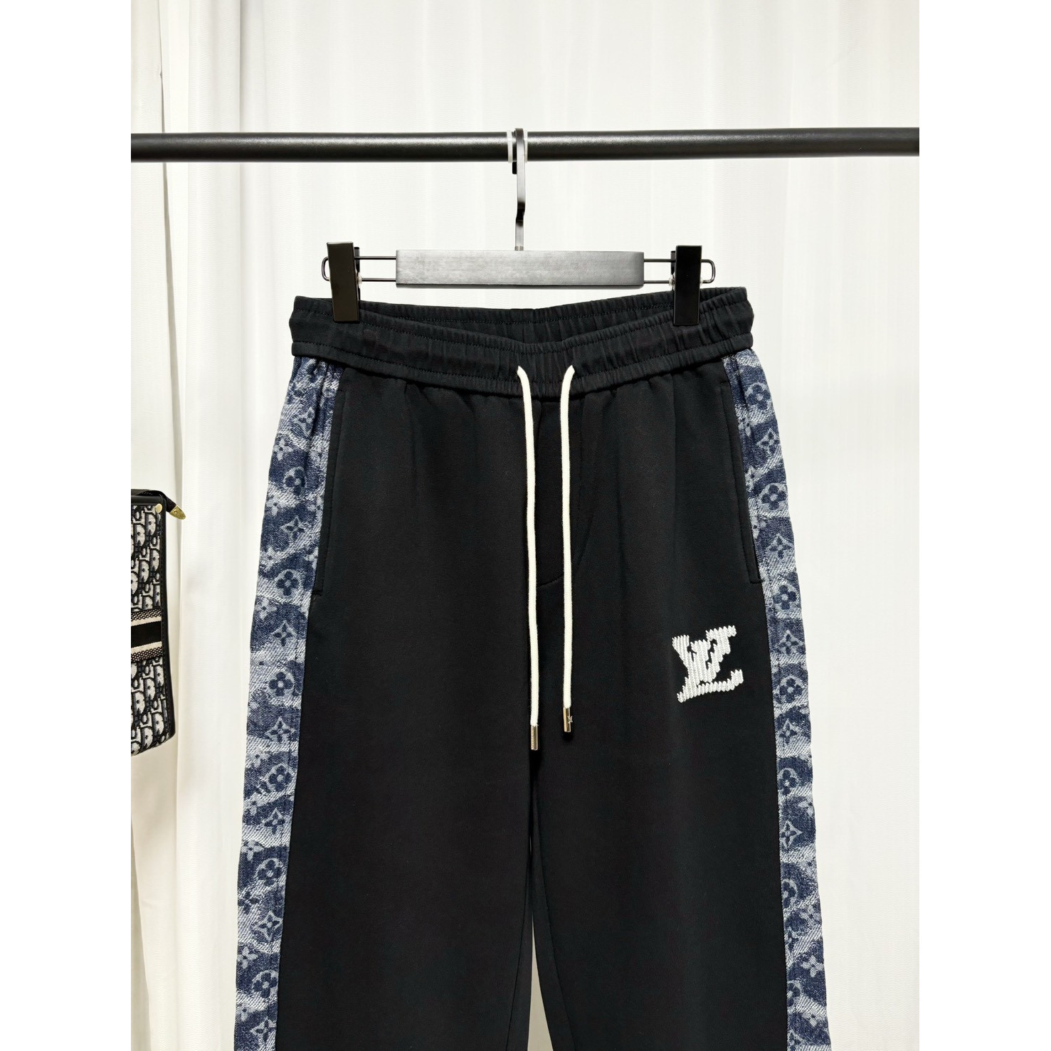 <p>LV 牛仔拼接卫裤(黑)</p>
