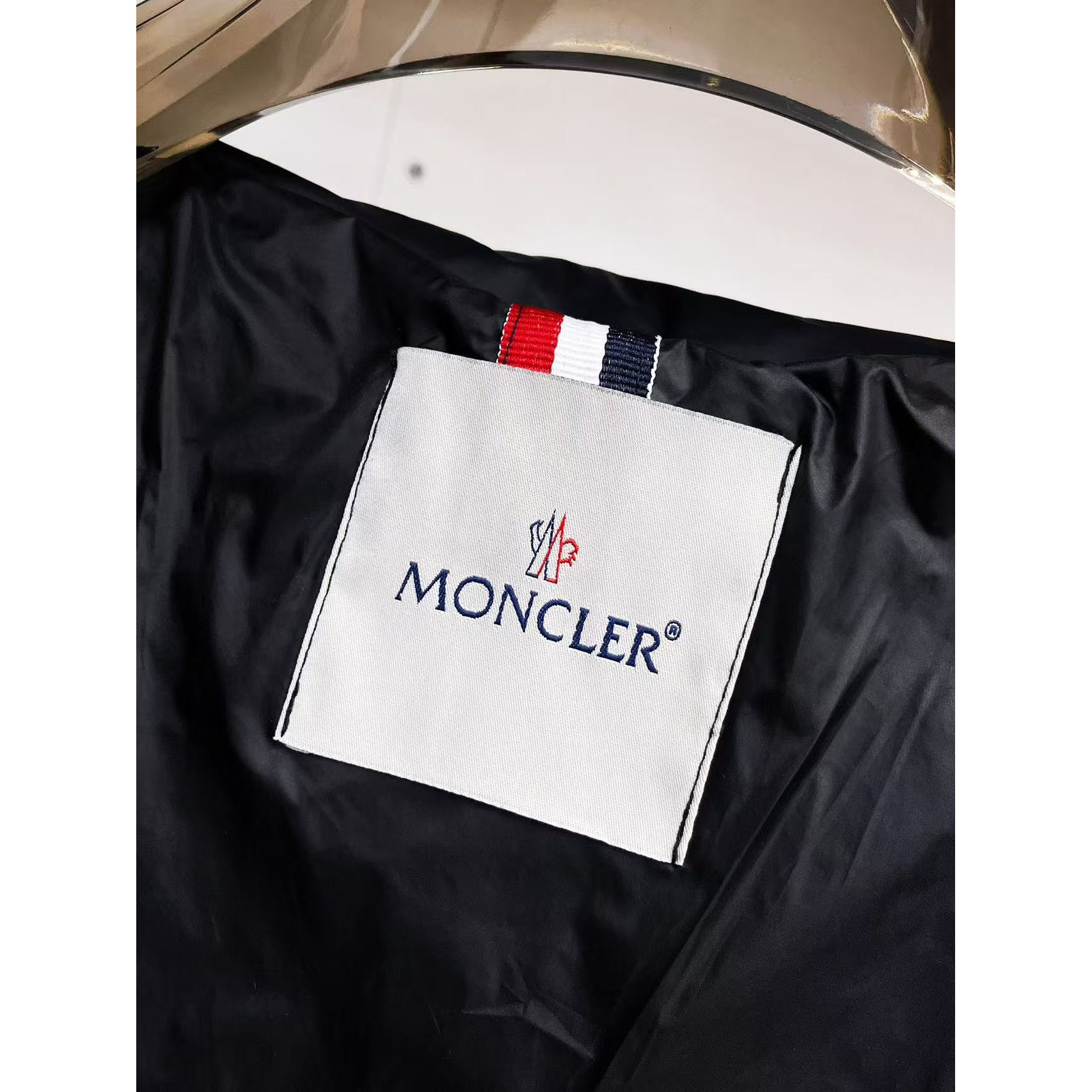<p>MONCLER&nbsp;秋冬新款羽绒服(藏青)&nbsp;</p>