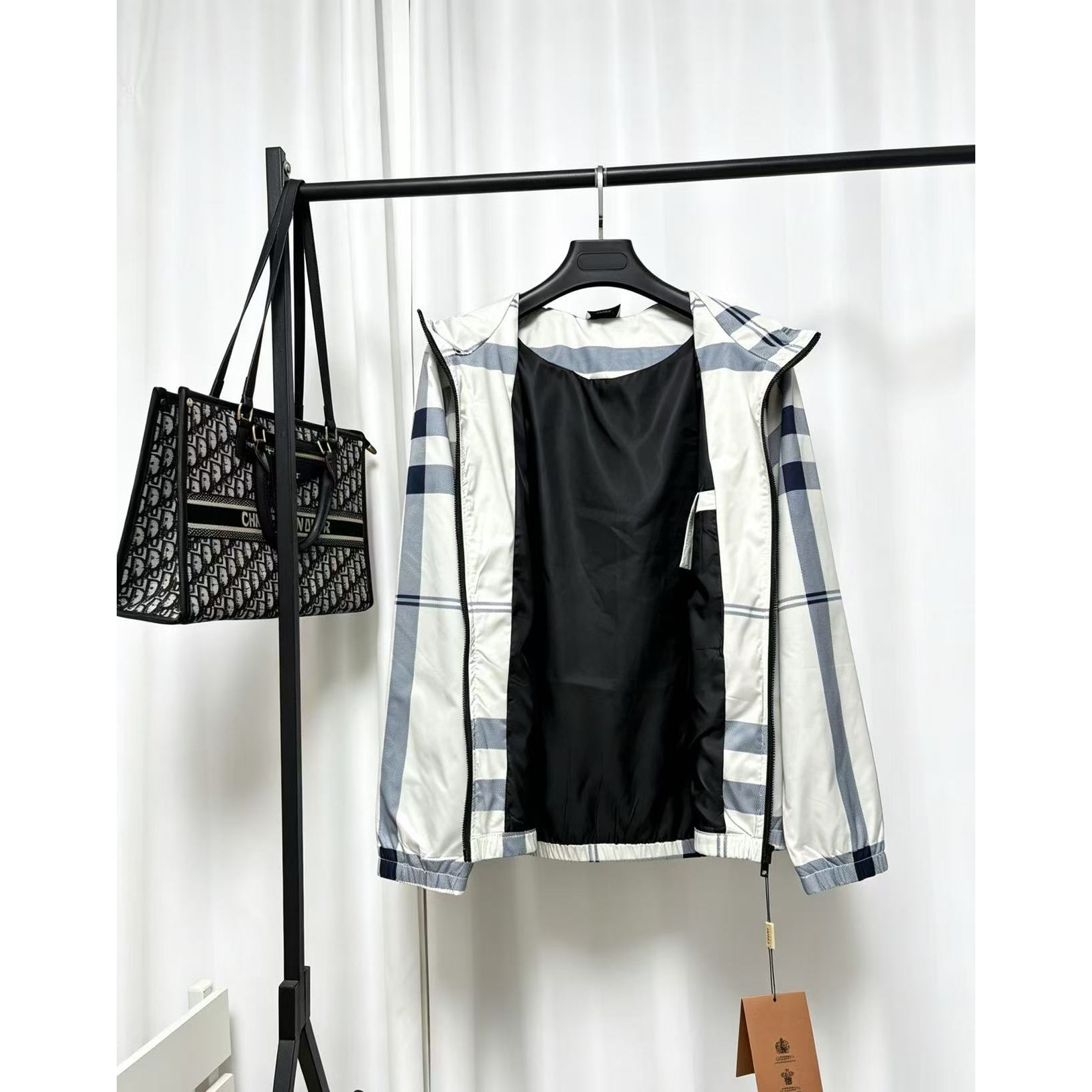 <p>Burberry 夹克外套(白)</p>