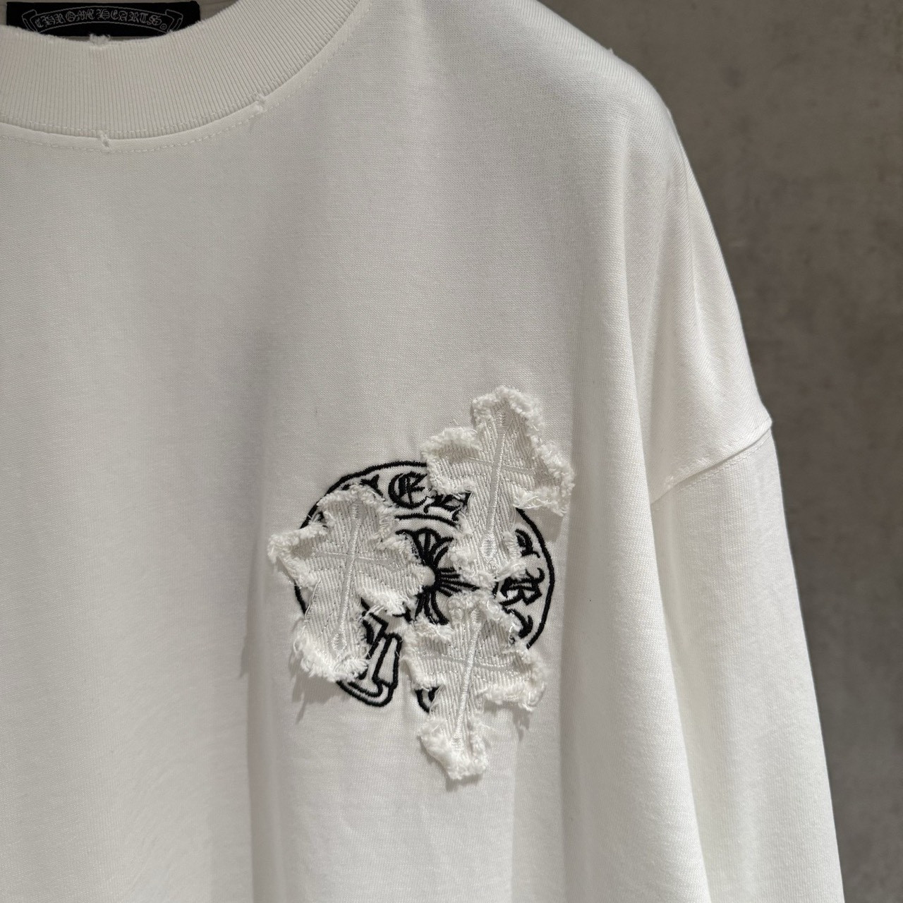 <p>CHROME HEARTS&nbsp;长袖T恤(白B21)</p>