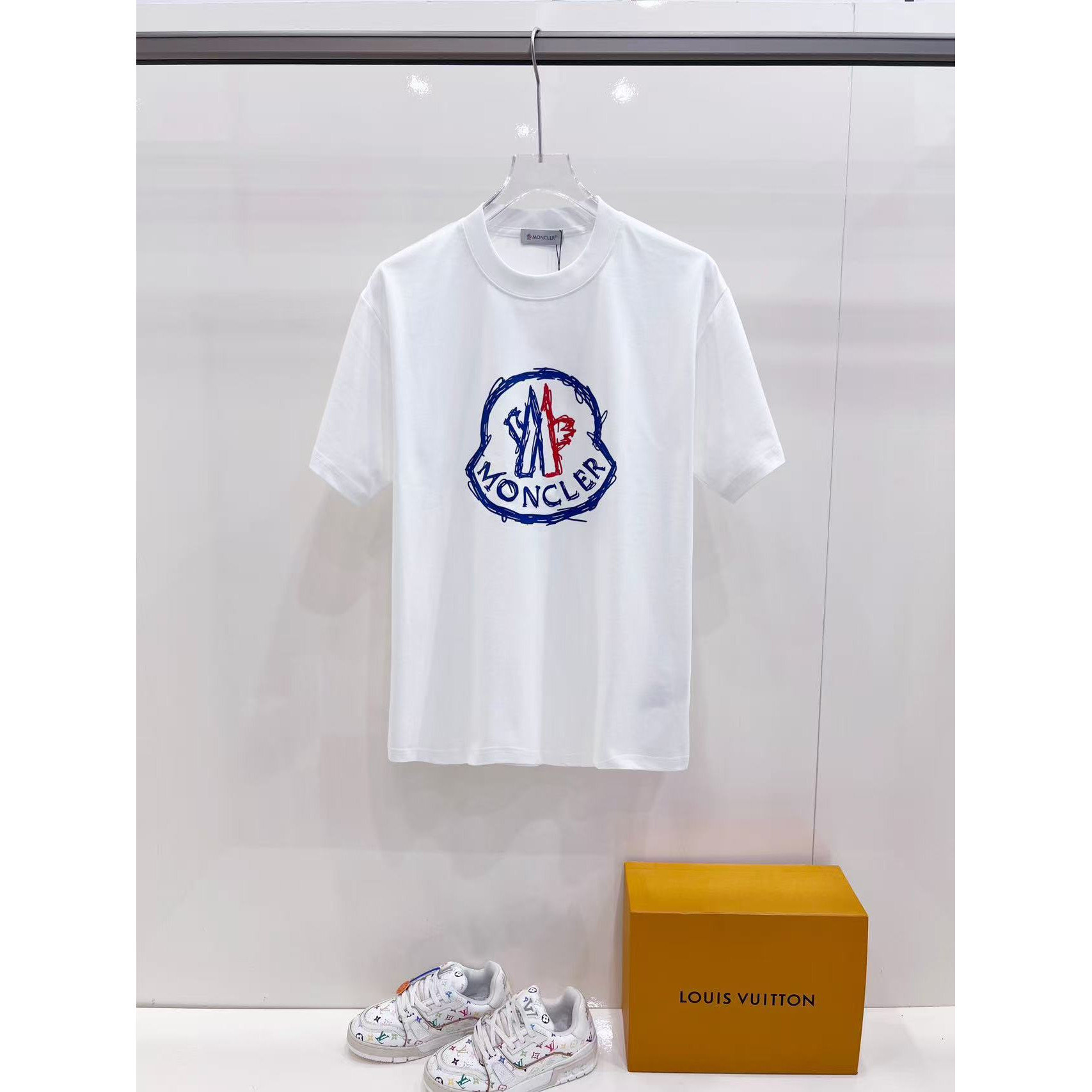 <p>MONCLER&nbsp;短袖圆领T恤(白)</p>