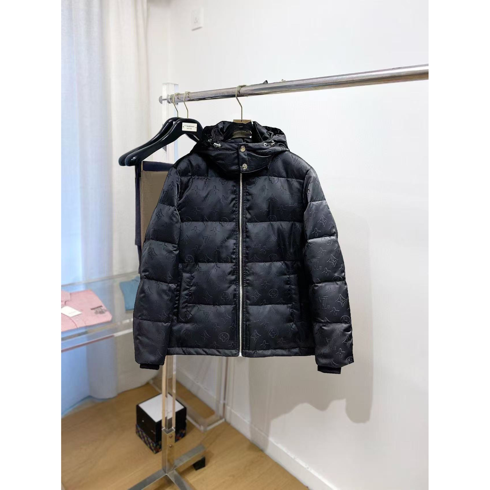 <p>LV 秋冬新款羽绒服(黑)</p>