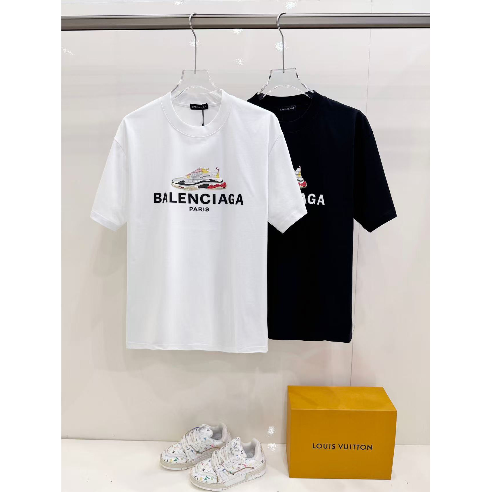 <p>Balenciaga 老爹鞋子短袖t恤(黑)&nbsp;</p>