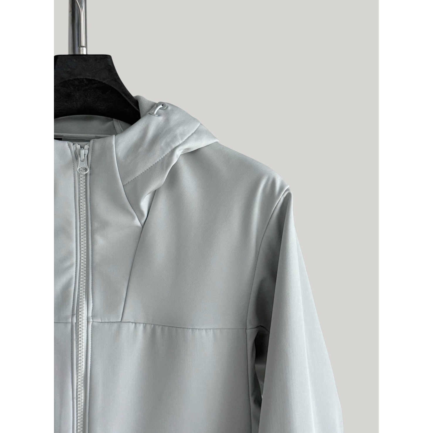<p>Descente 软壳加薄绒冲锋衣(米白灰)</p>
