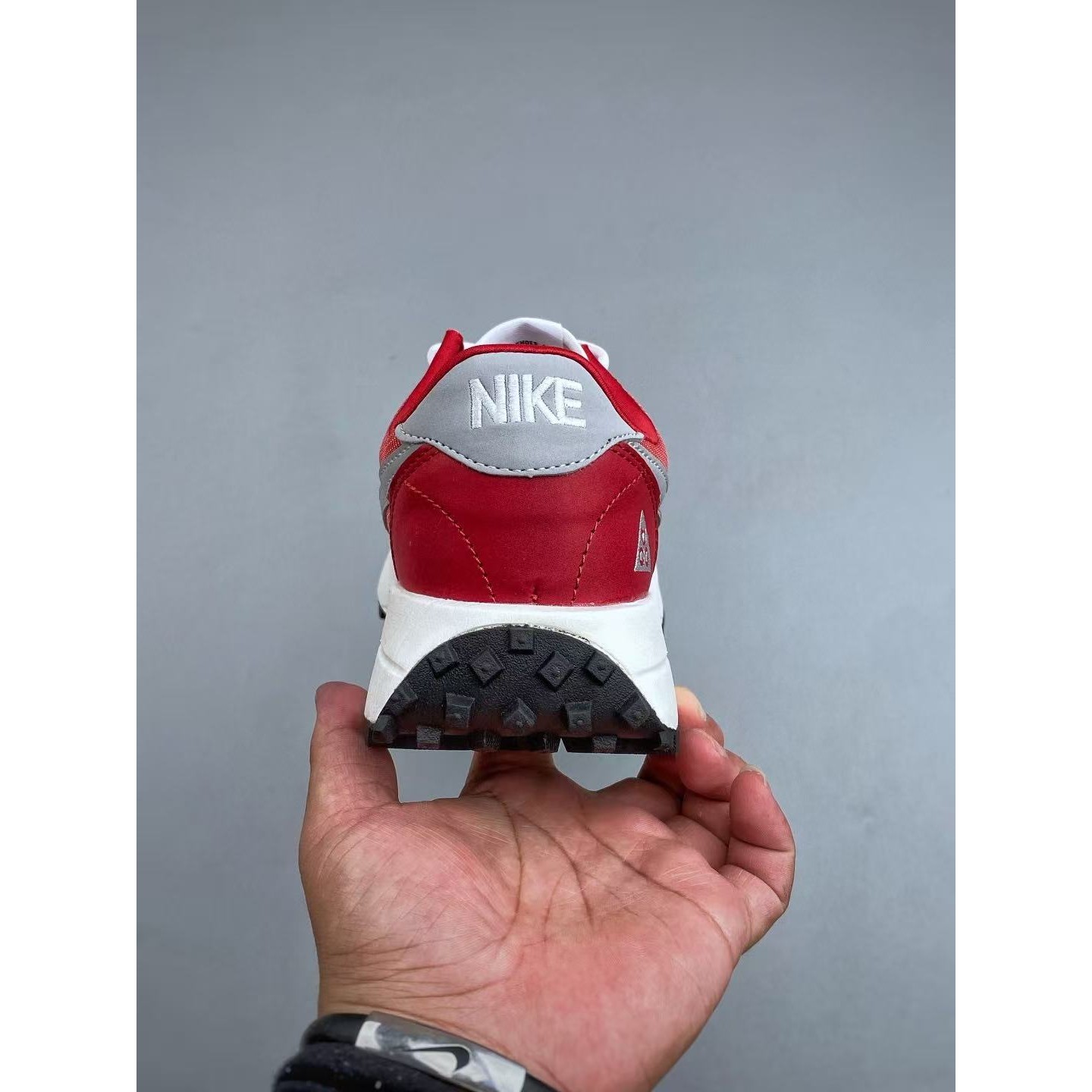 <p>Nike ACG LDV 越野跑鞋(紅)</p>