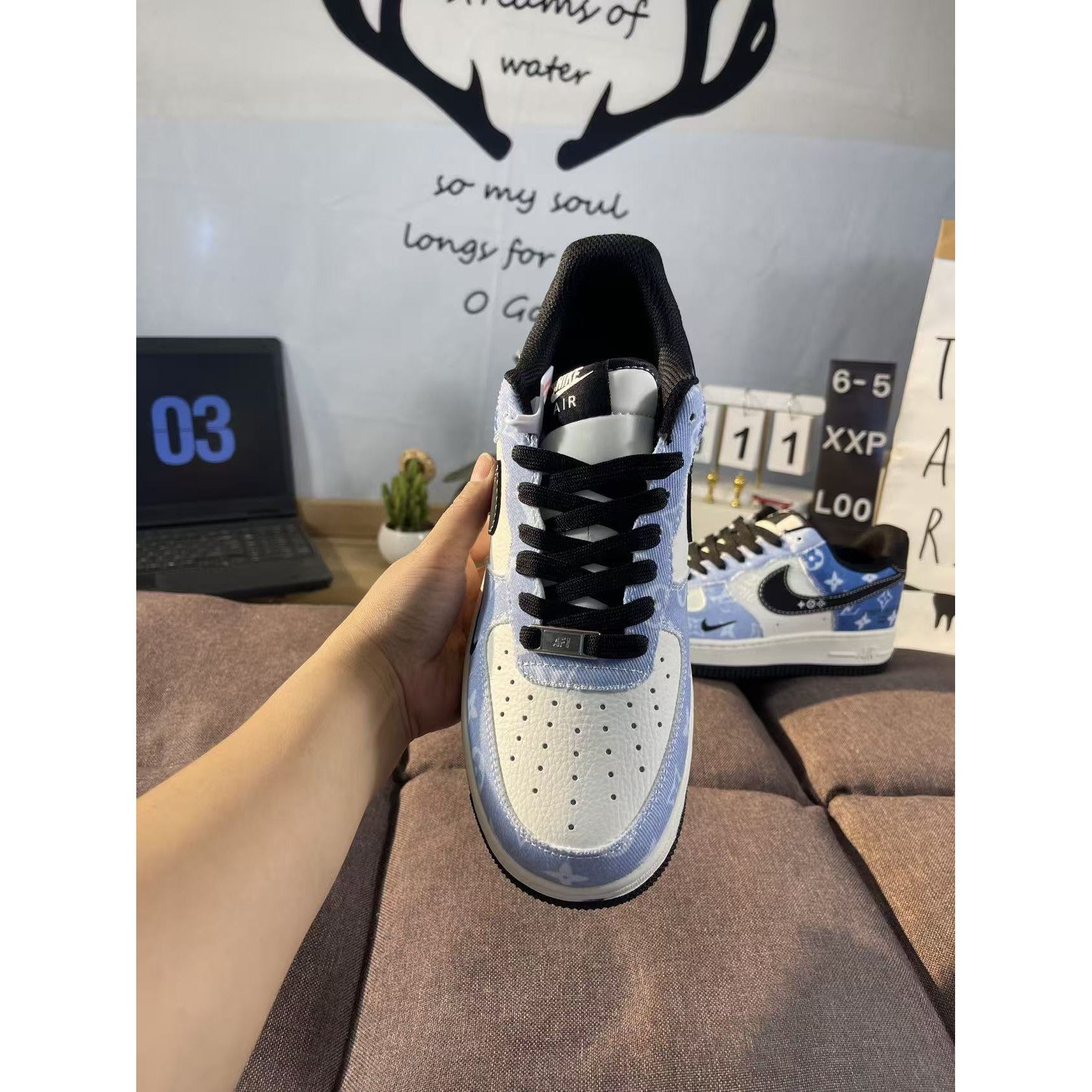 <p>Nike Air Force 1 x Louis Vuitton 联名定制款</p>