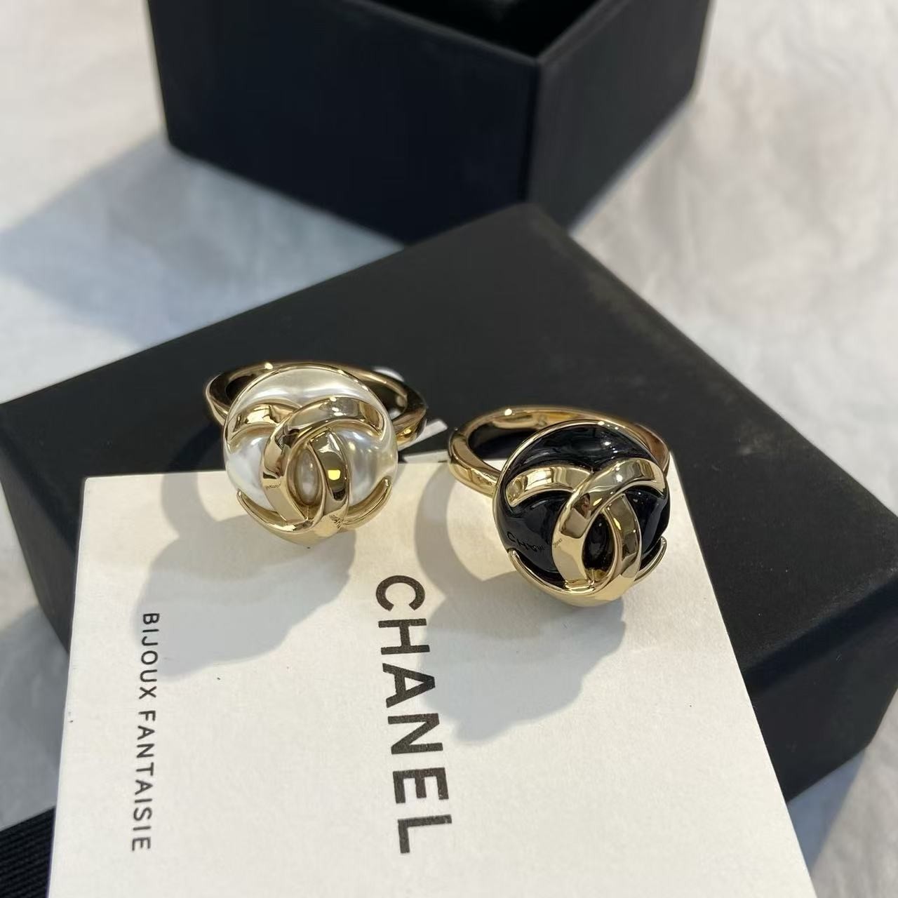<p>CHANEL 抱珠吊金珠戒指 6/7/8</p>