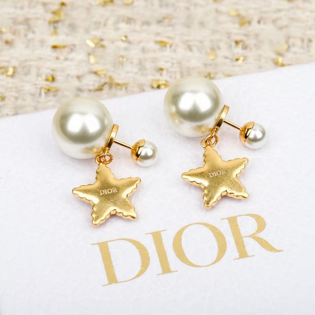 <p>DIOR&nbsp;五角星CD珍珠耳钉</p>